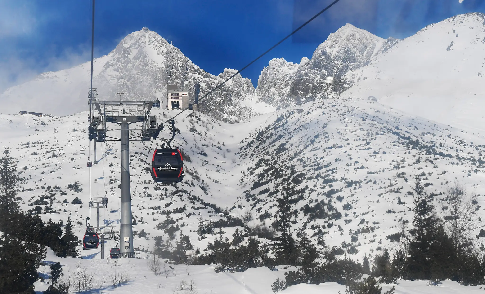 Na snímke pohľad z lanovky na Skalnaté pleso.