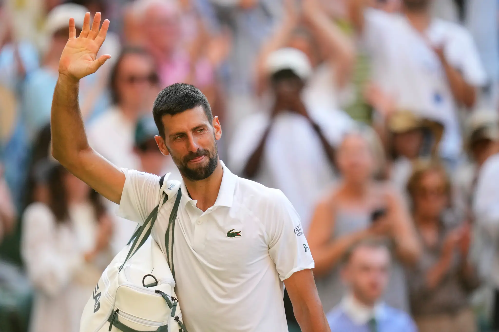 Novak Djokovič odchádza z kurtu po prehre s Jannikom Sinnerom.