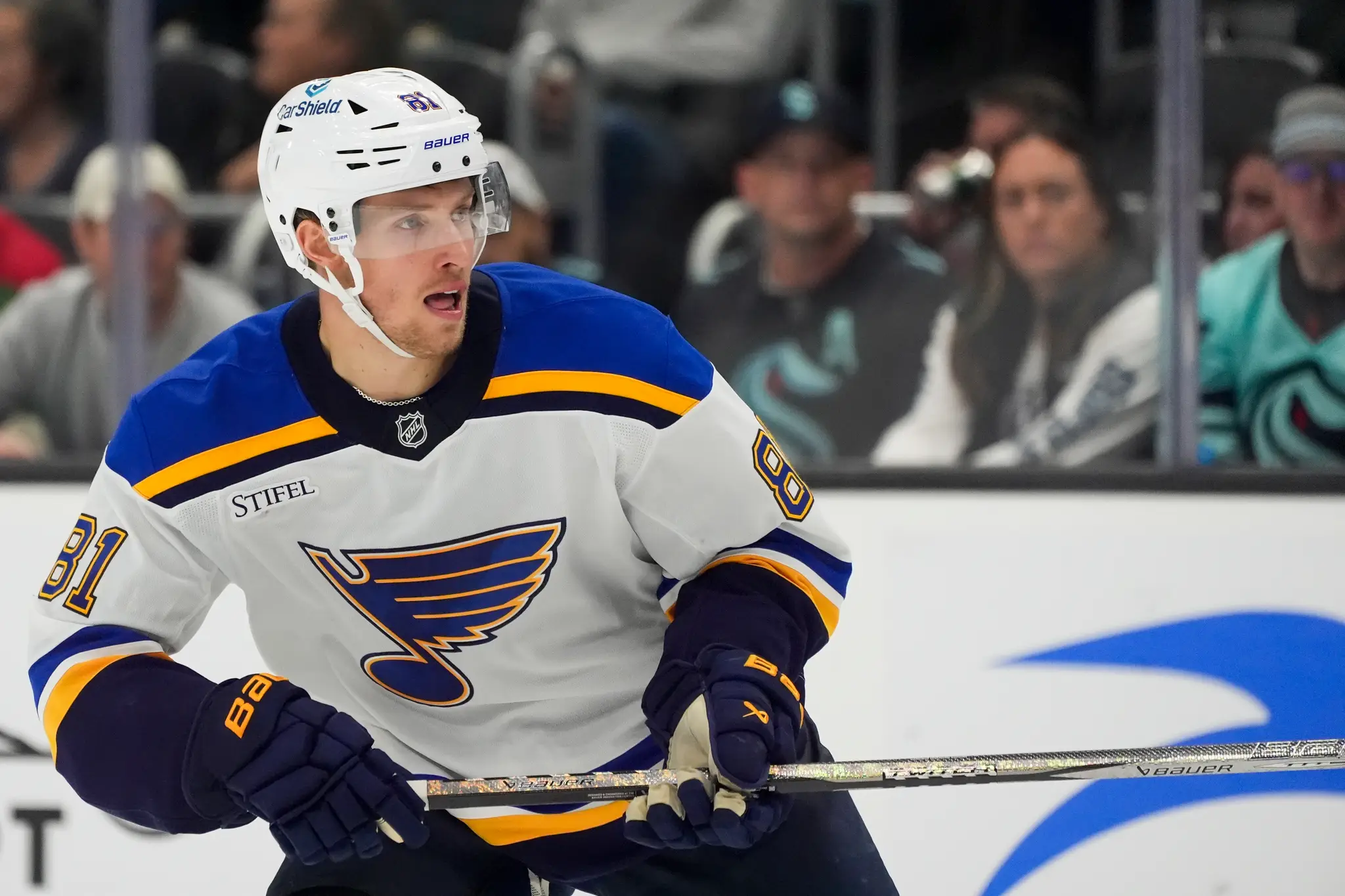 Na snímke hráč St. Louis Blues  Dylan Holloway počas zápasu zámorskej hokejovej NHL.