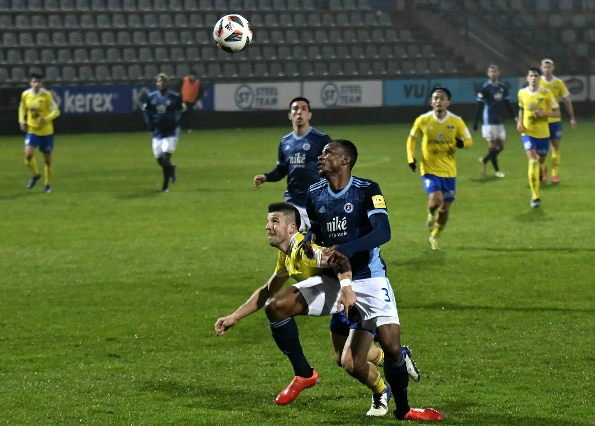 Zľavo Matúš Marcin z Michaloviec v súboji 15. kola Fortuna ligy s Uche Henrym Agbom zo Slovana Bratislava.