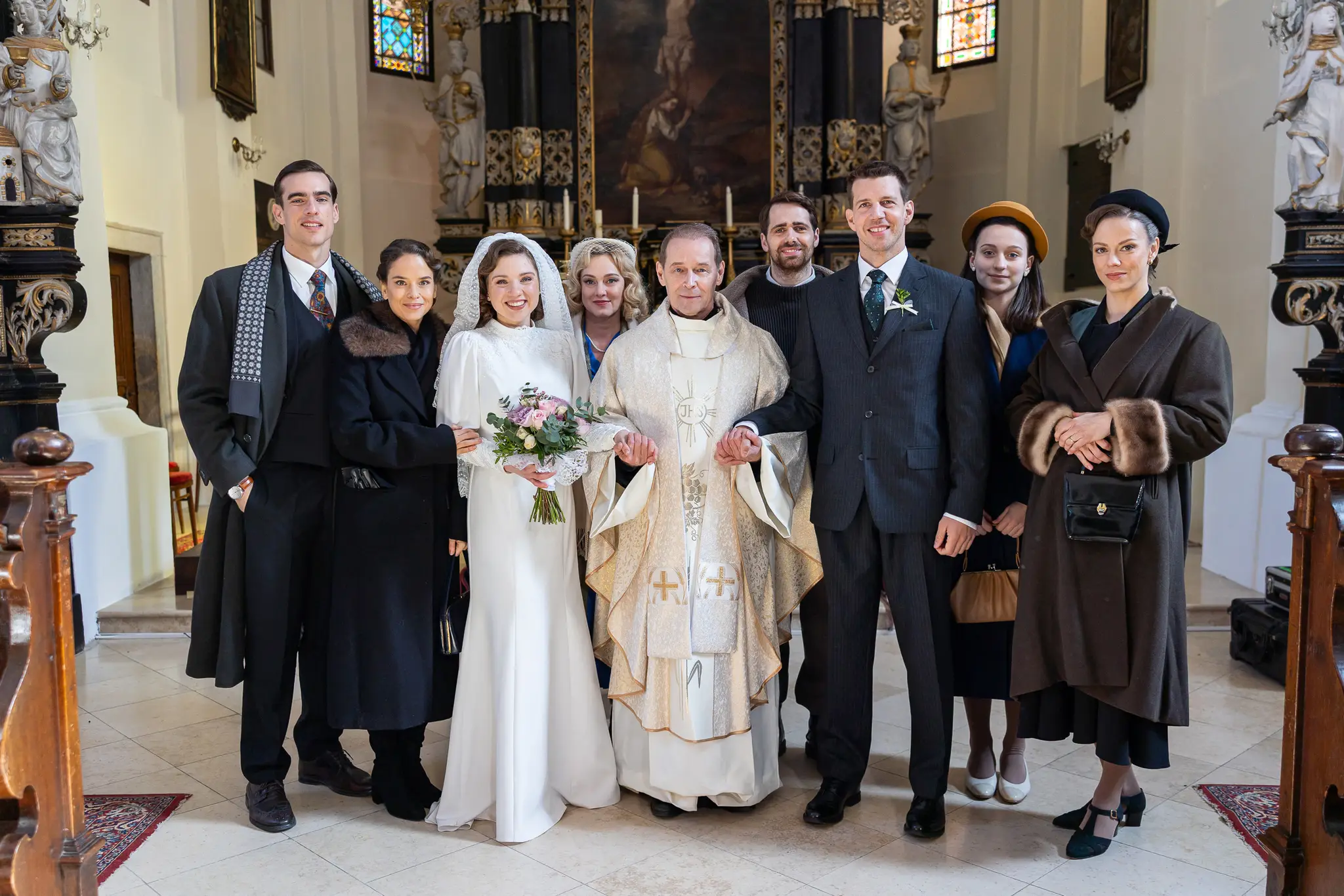 Adam Bardy, Kristína Svarinská, Lesana Krausková, Monika Hilmerová, Ján Gallovič, Filip Šebesta, Peter Pecha, Hana Krejčová a Barbora Andrešičová v seriáli Dunaj, k vašim službám