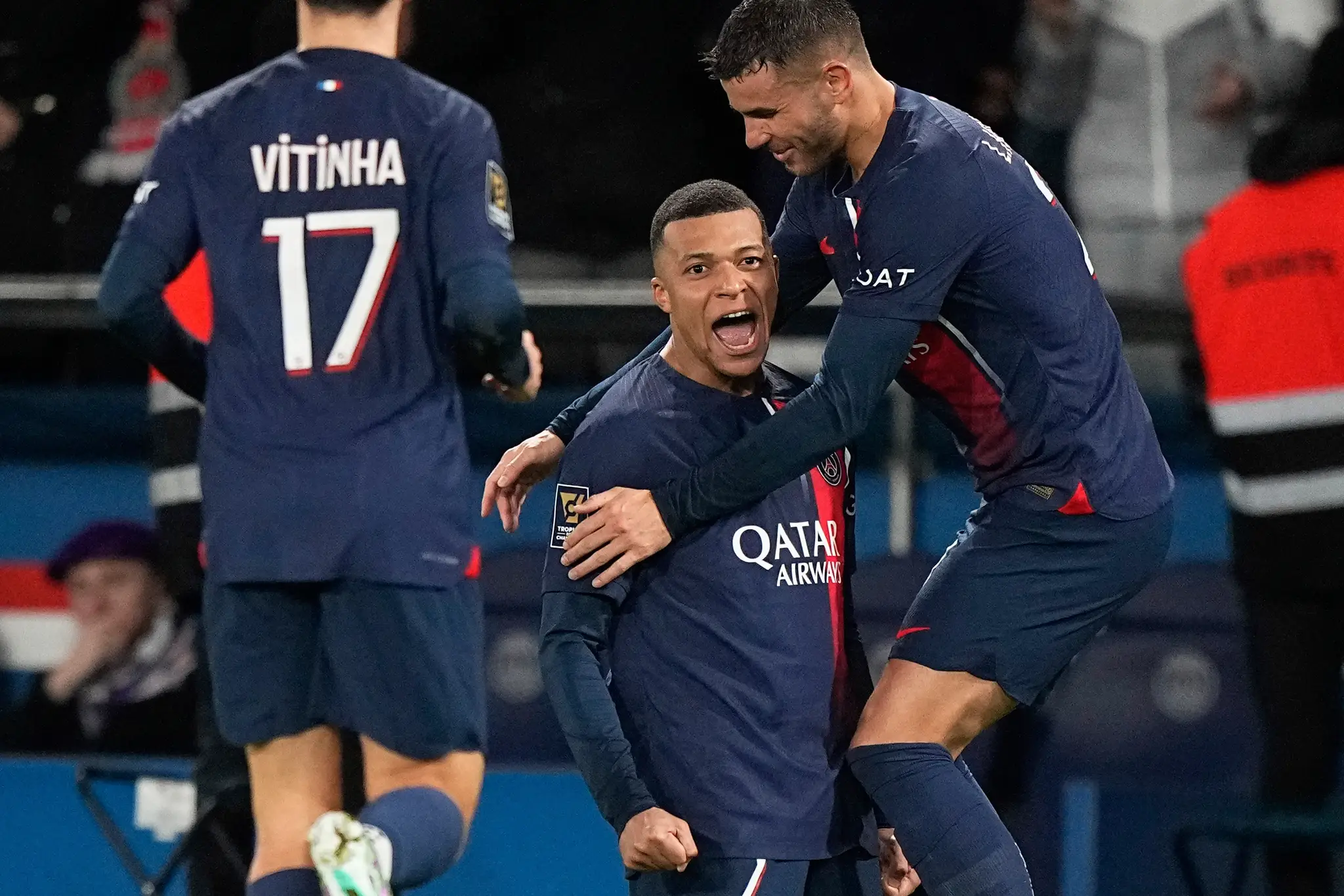 Futbalista Paríža St. Germain Kylian Mbappe (uprostred) sa teší po strelení gólu