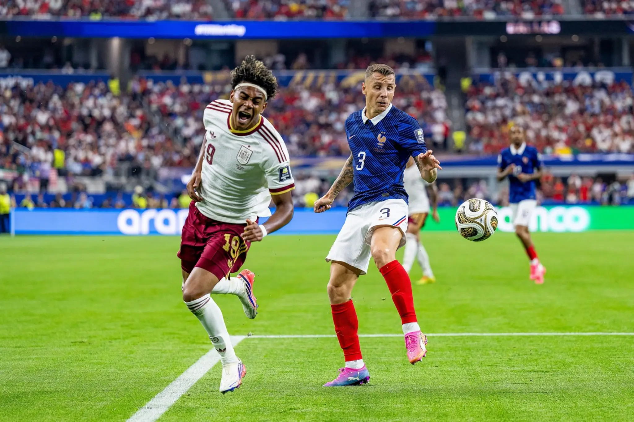 Lucas Digne fauloval Yamala.