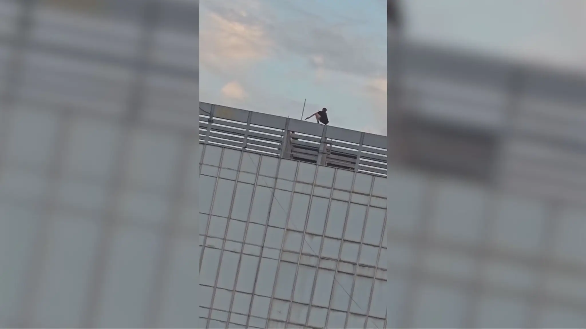 Mladíci vyliezli na strechu výškovej budovy v Martine