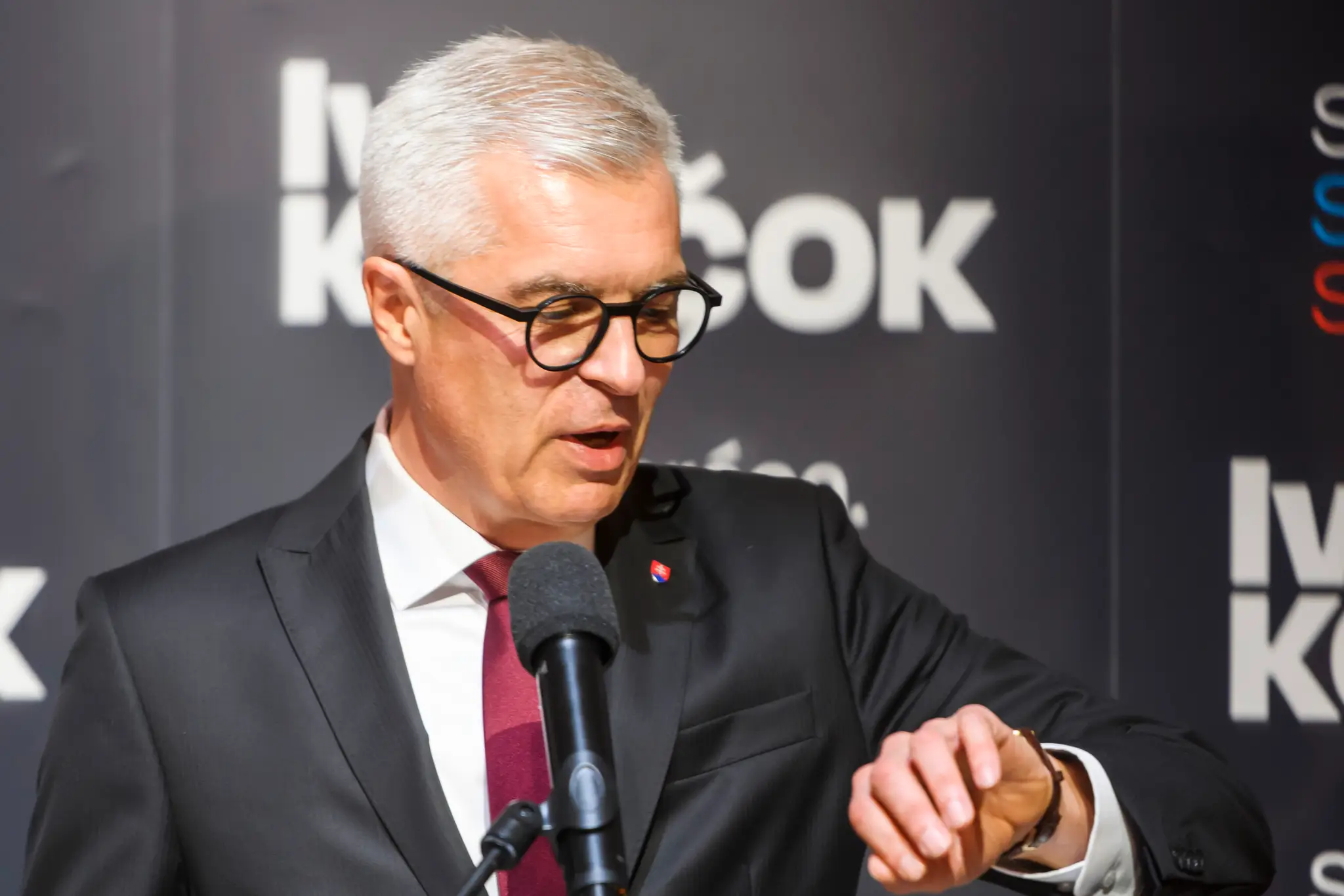 Ivan Korčok počas príchodu do svojej volebnej centrály