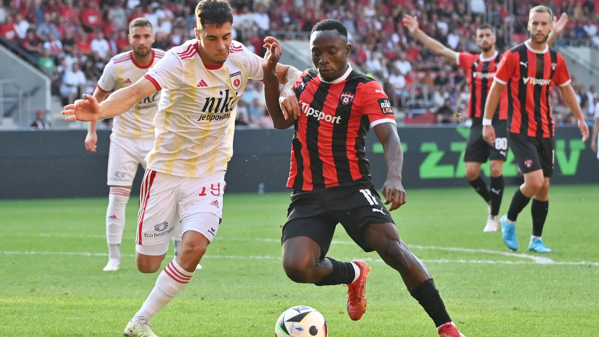 Philip Azango v súboji s Ružomberkom.