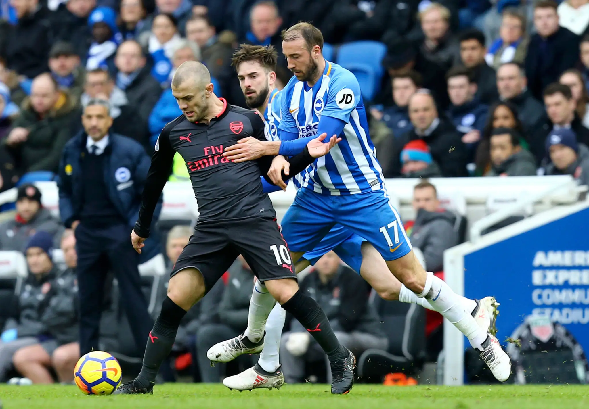 Glenn Murray (Brighton) v súboji Jackom Wilsherom (Arsenal).
