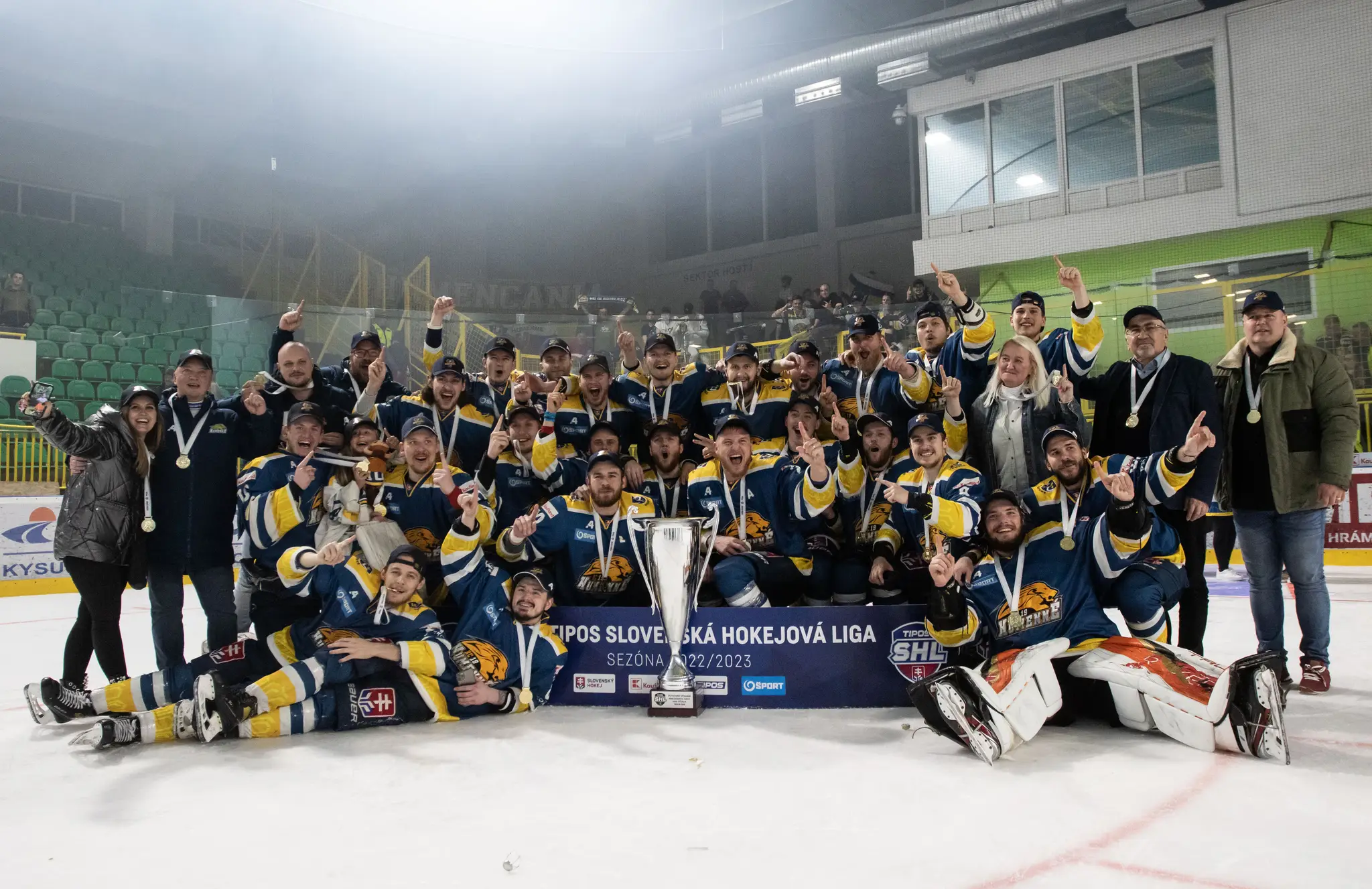 Hokejisti Humenného po zisku titulu v Tipos SHL.