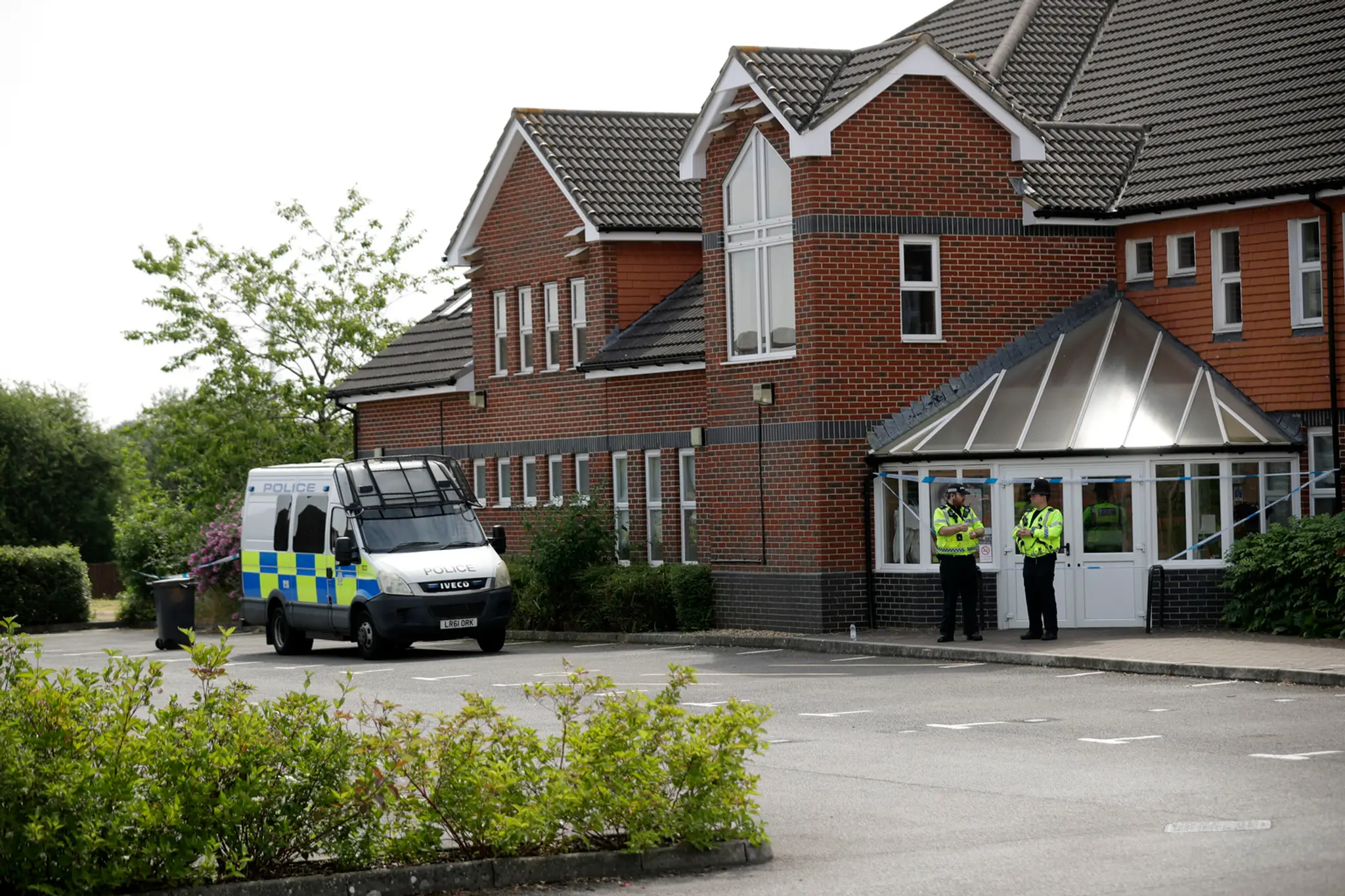 Britskí policajti hliadkujú v meste Amesbury.