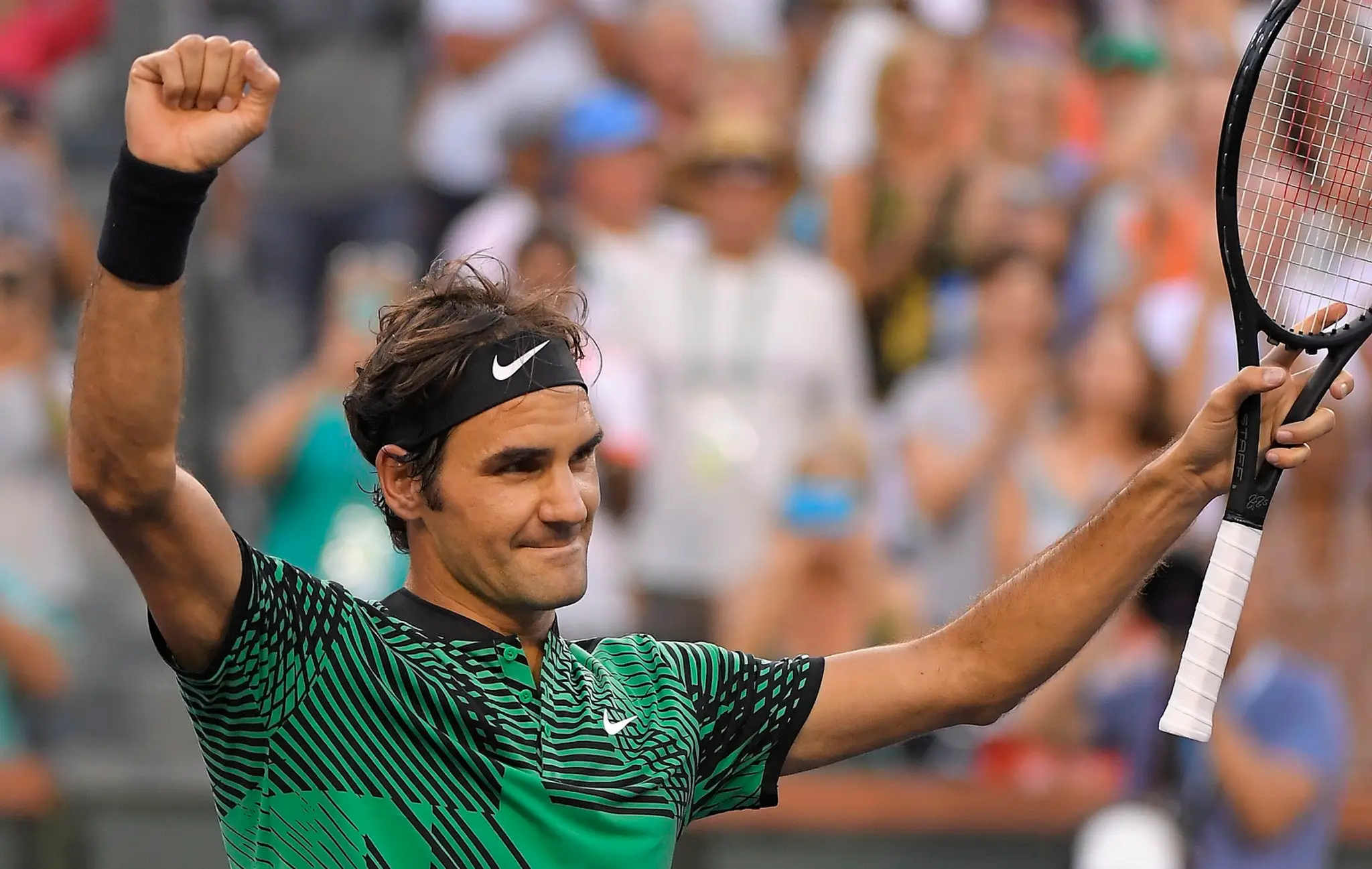 Roger Federer sa teší z výhry nad Rafaelom Nadalom.