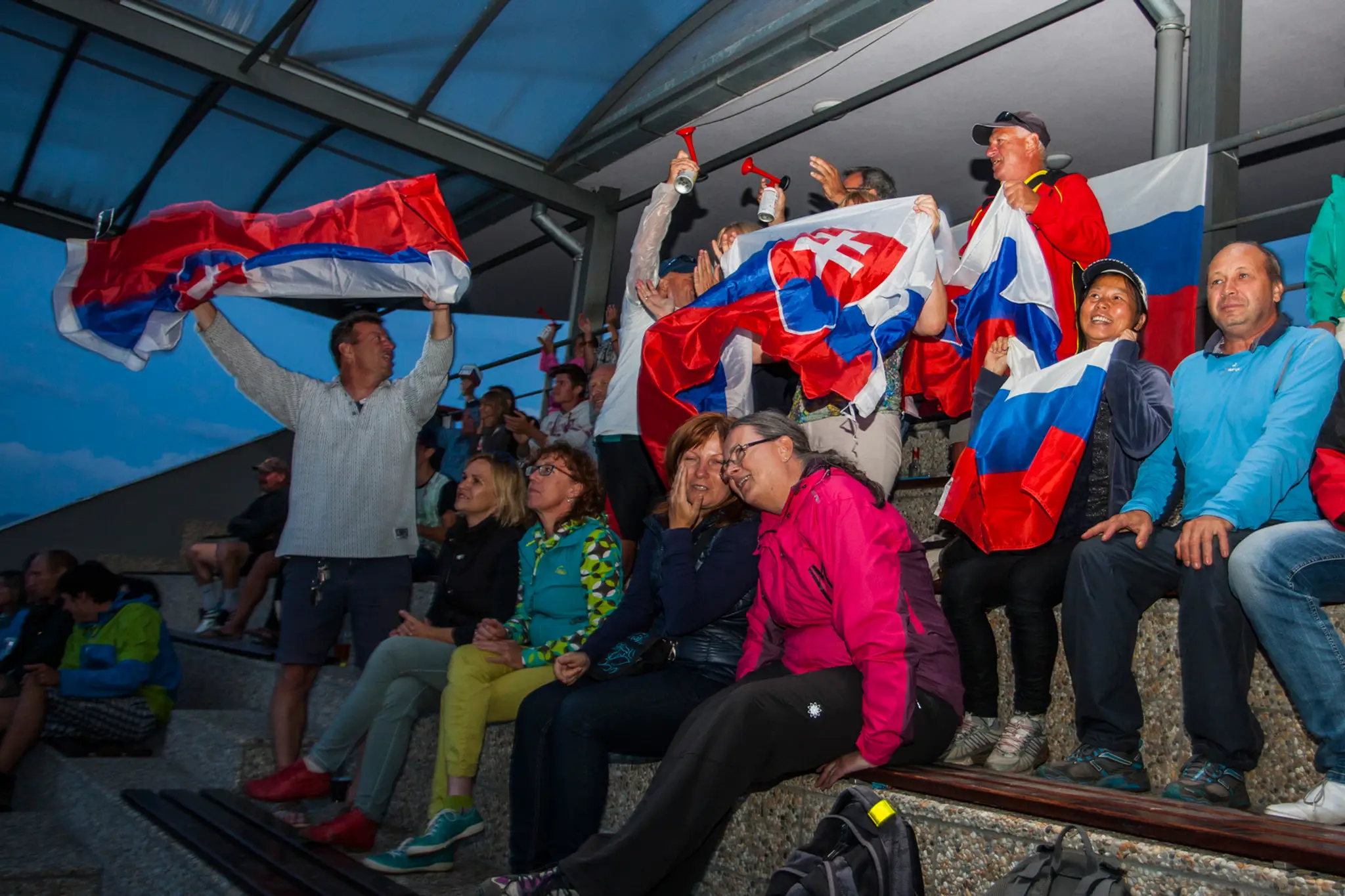 Slovenskí fanúšikovia sledujú jazdu Mateja Beňuša v Areáli vodných športov Ondreja Cibáka v Liptovskom Mikuláši.
