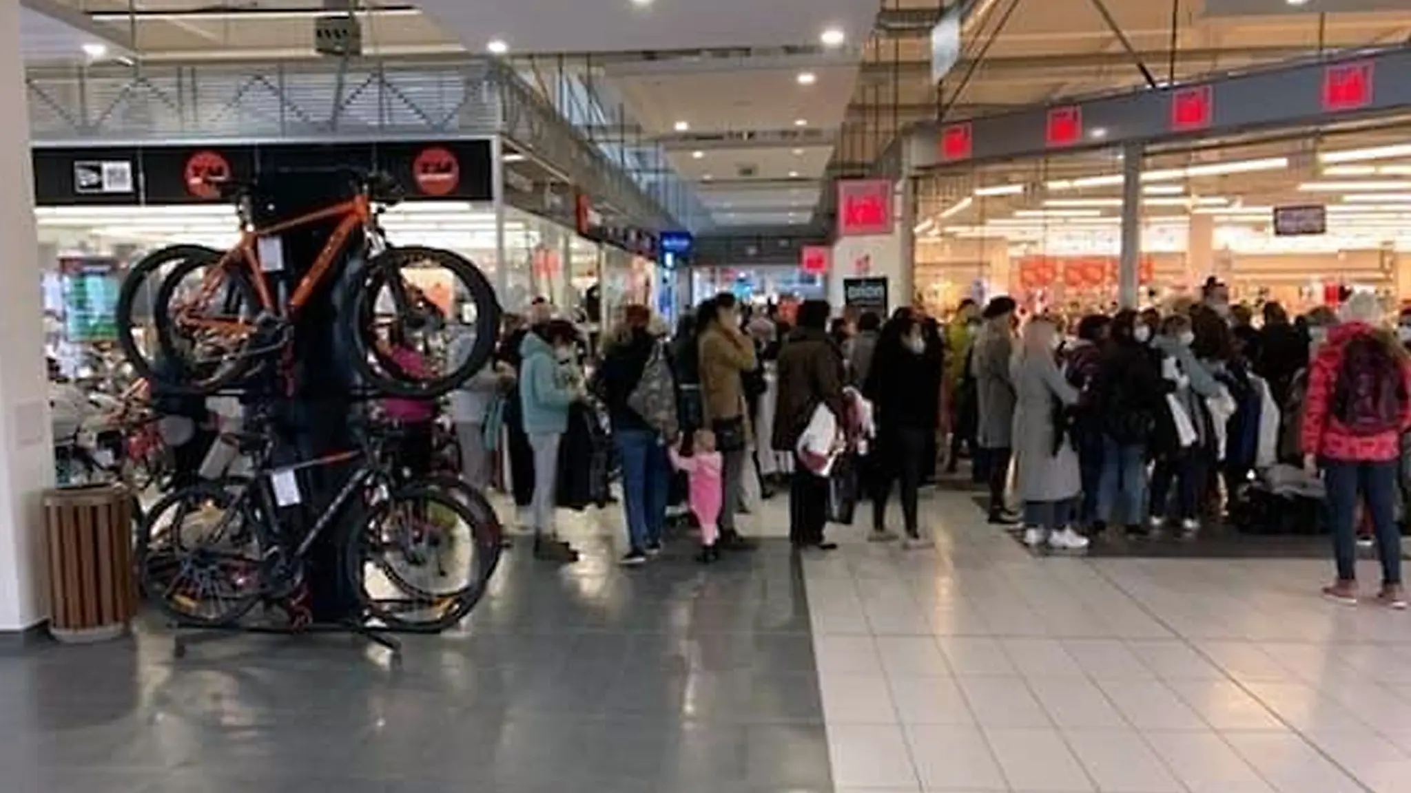 Situácia pred predajňou reťazca.