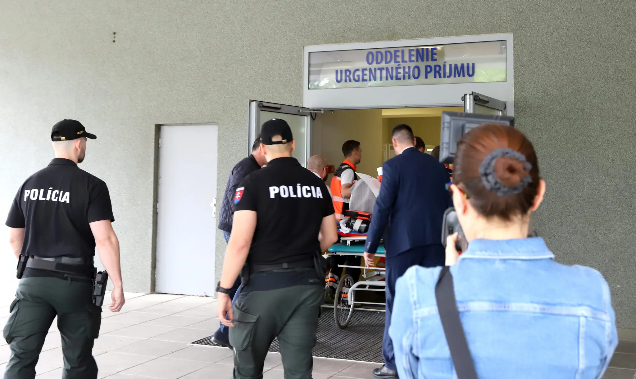 Zdravotníci prevážajú na nosidlách postreleného predsedu vlády Roberta Fica do nemocnice v Banskej Bystrici