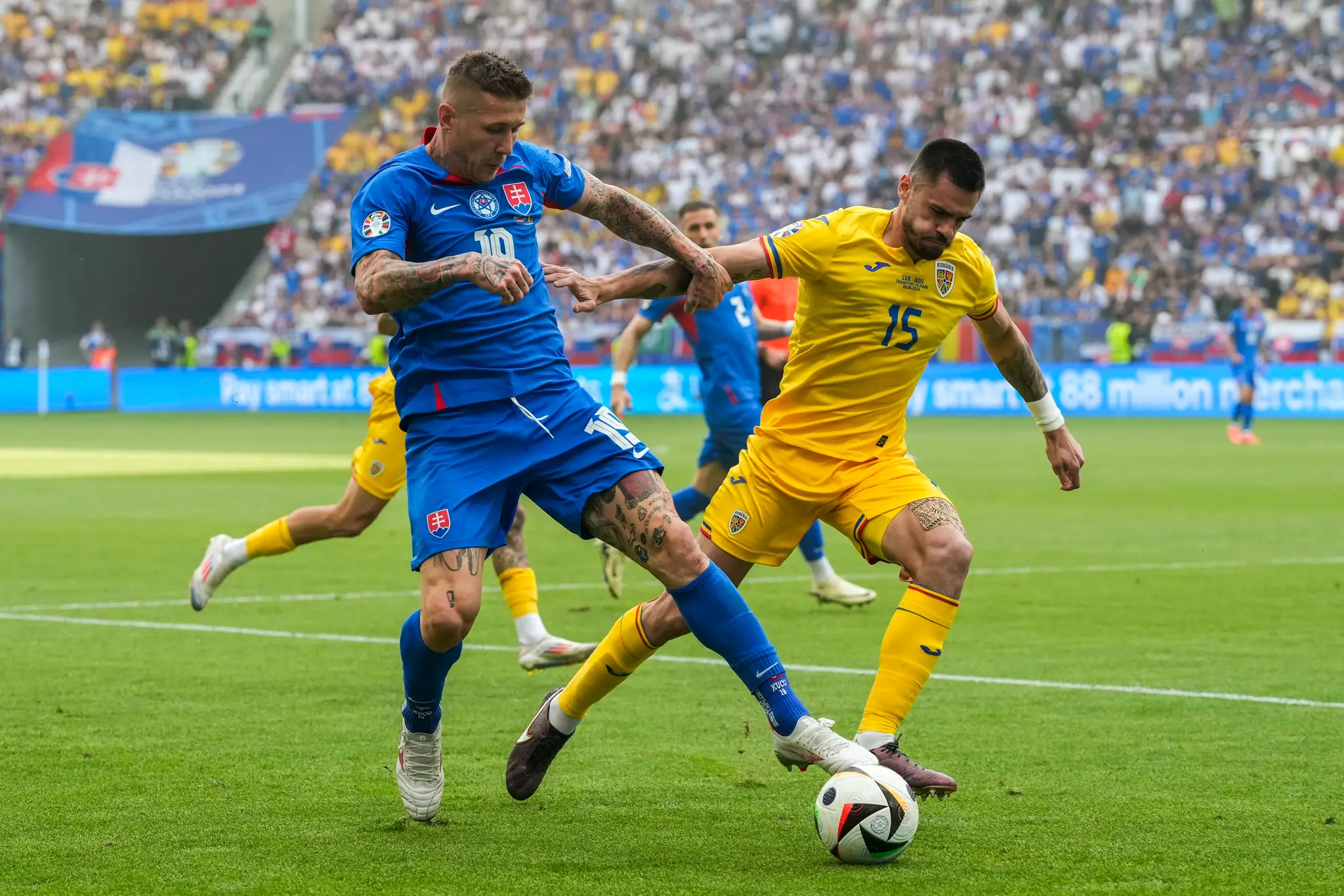 Zľava Juraj Kucka a Andrei Burca v zápase na ME 2024.