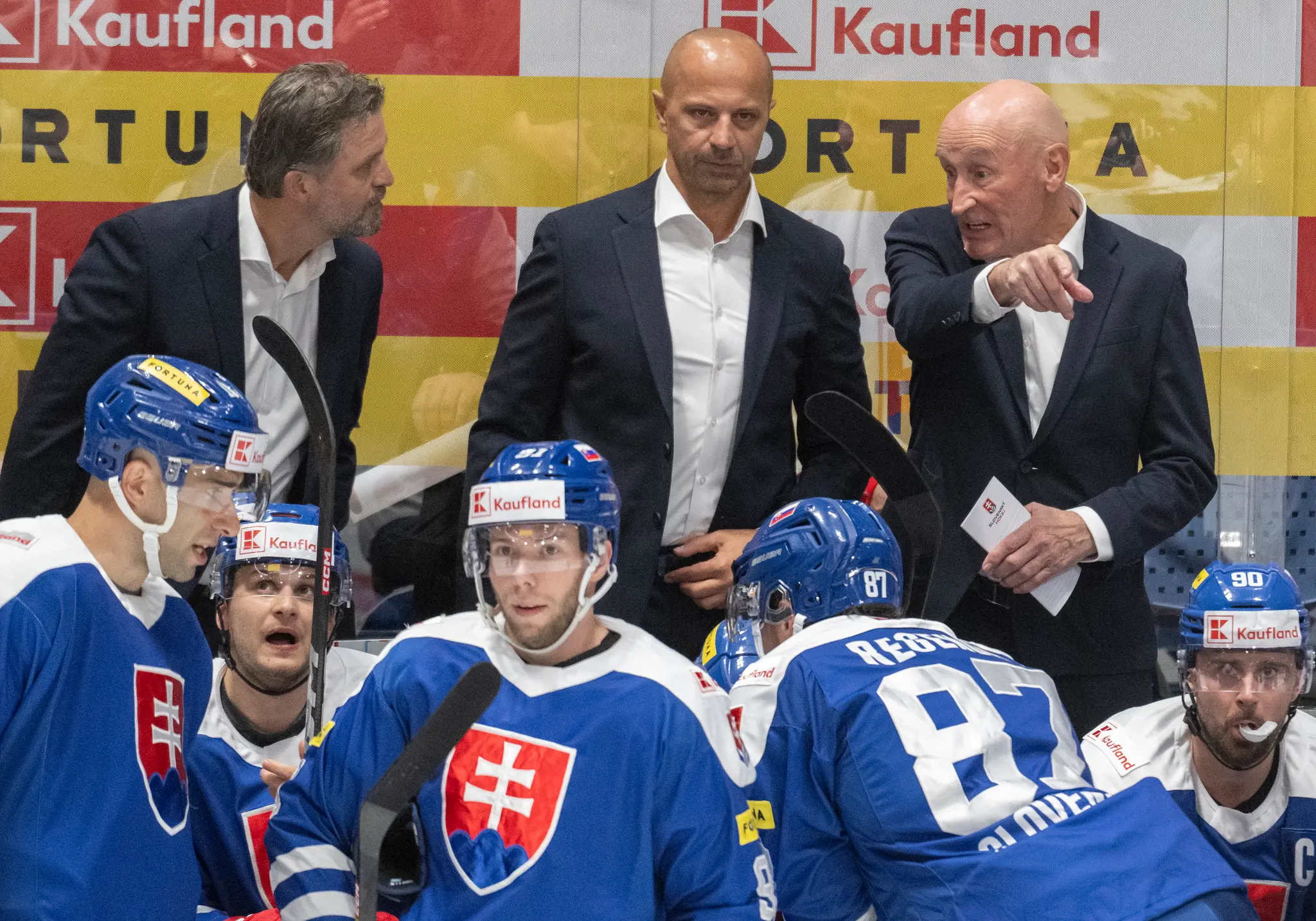 Slovenská lavička v generálke s USA.