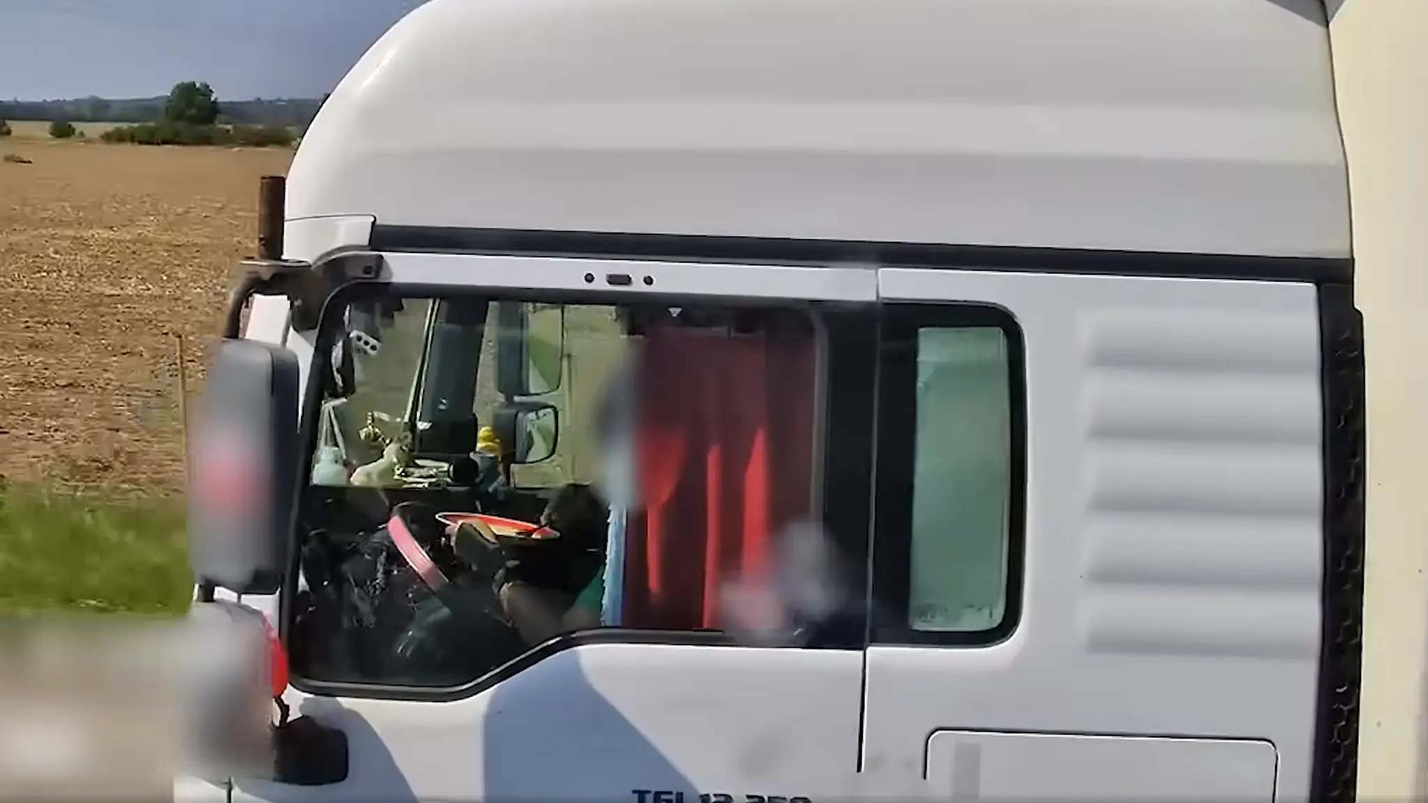  Vodič kamiónu pri šoférovaní jedol obed z taniera