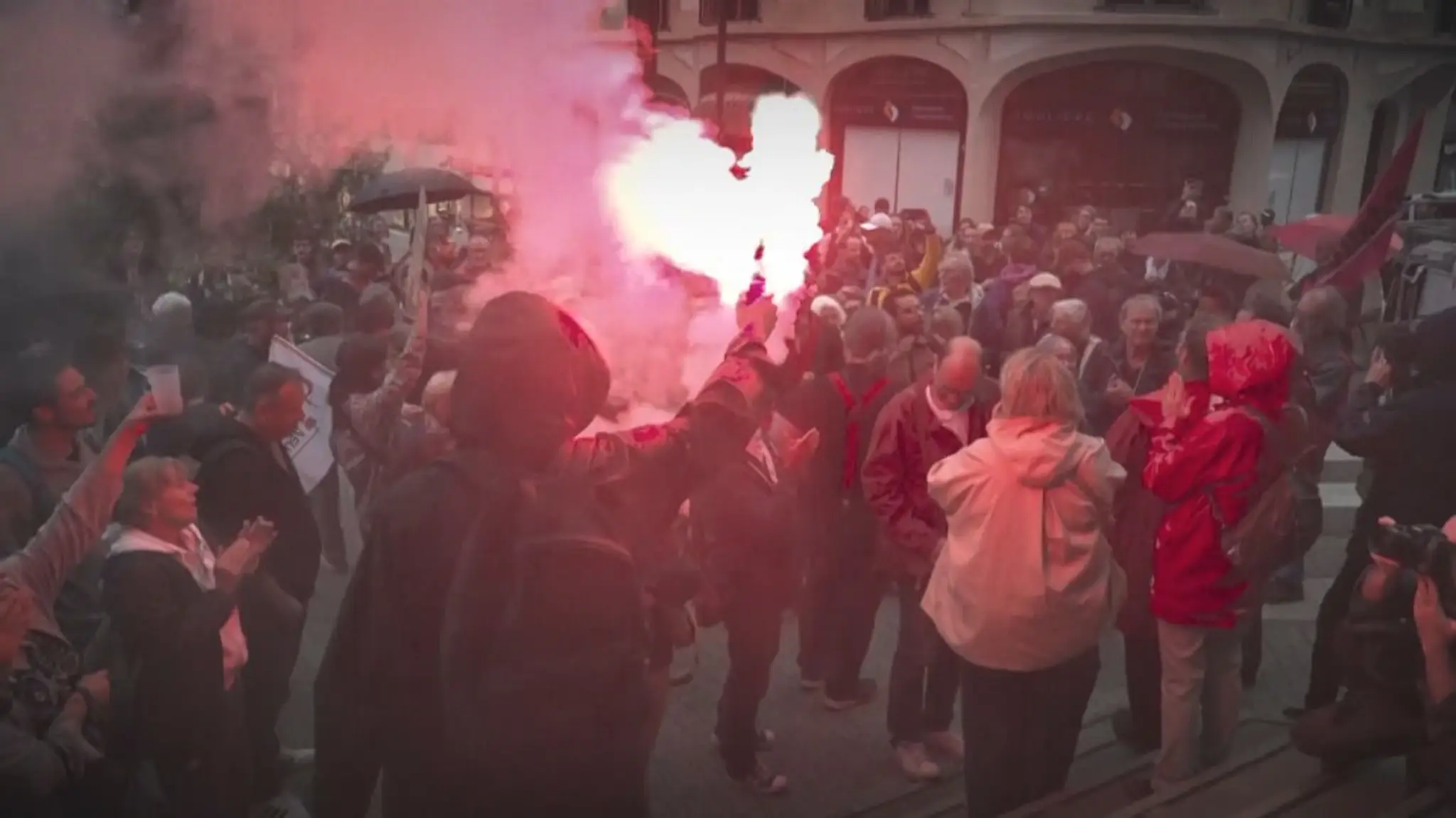 Francúzi sa lúčili s odvolaným premiérom fanfárami a svetlicami