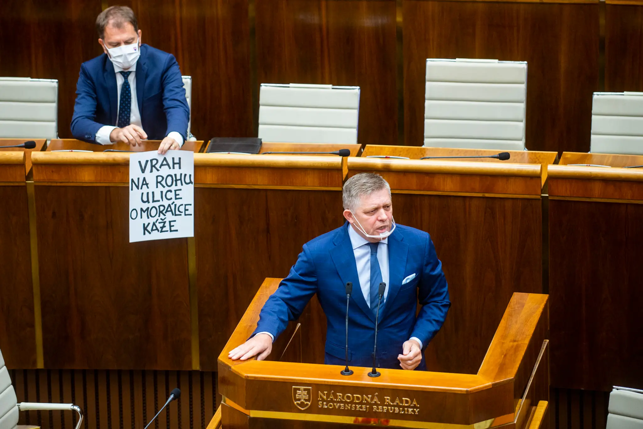 Igor Matovič drží plagát počas rečnenia Roberta Fica