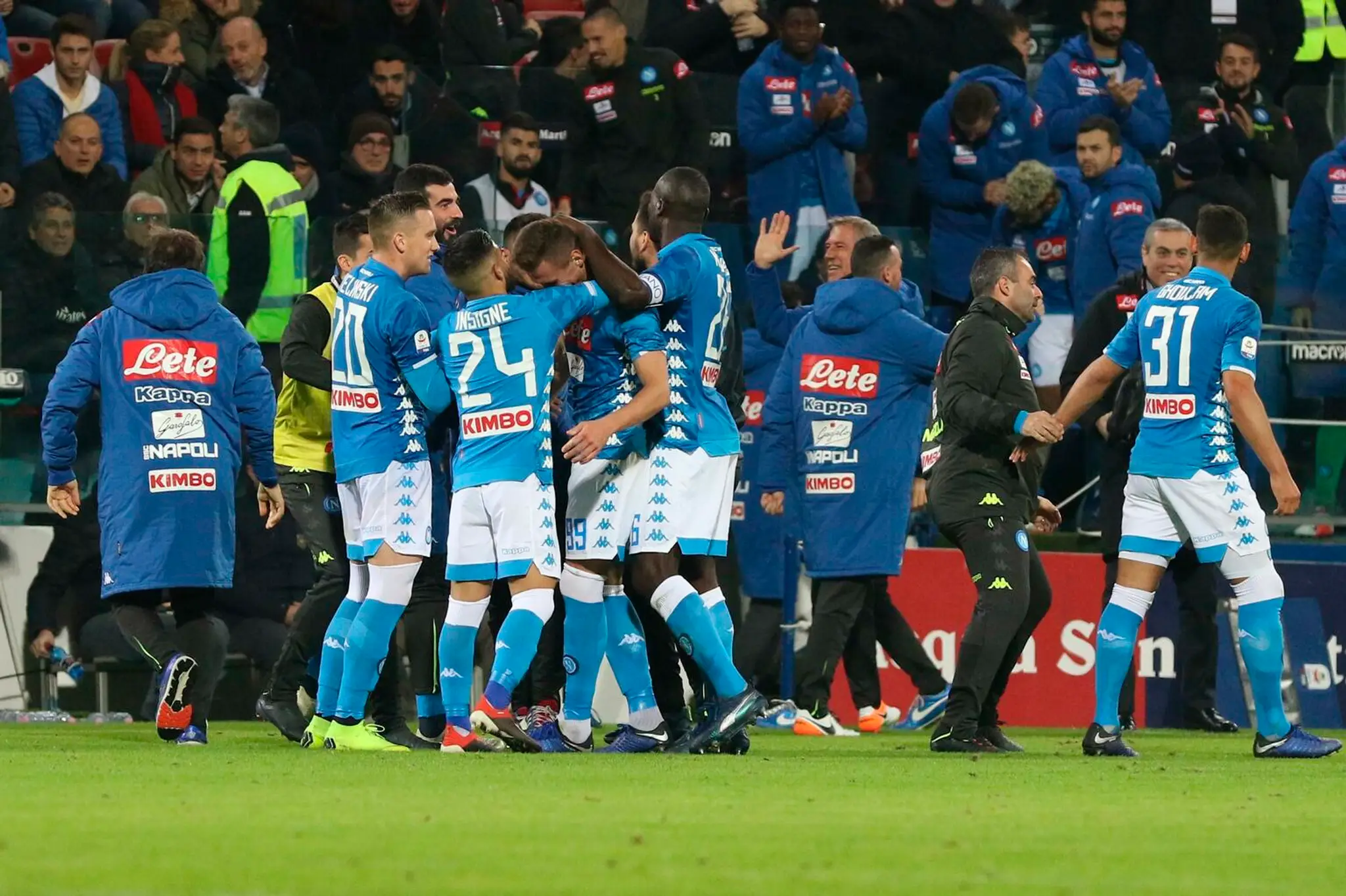 Hráči Neapola oslavujú triumf na pôde Cagliari.