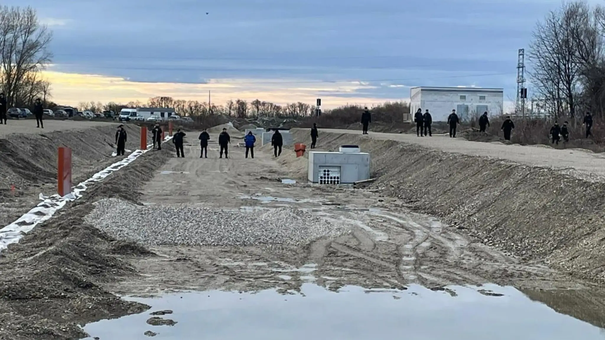 Polícia sa na miesto v stredu vrátila. Okolie staveniska električkovej trate prehľadávajú. 