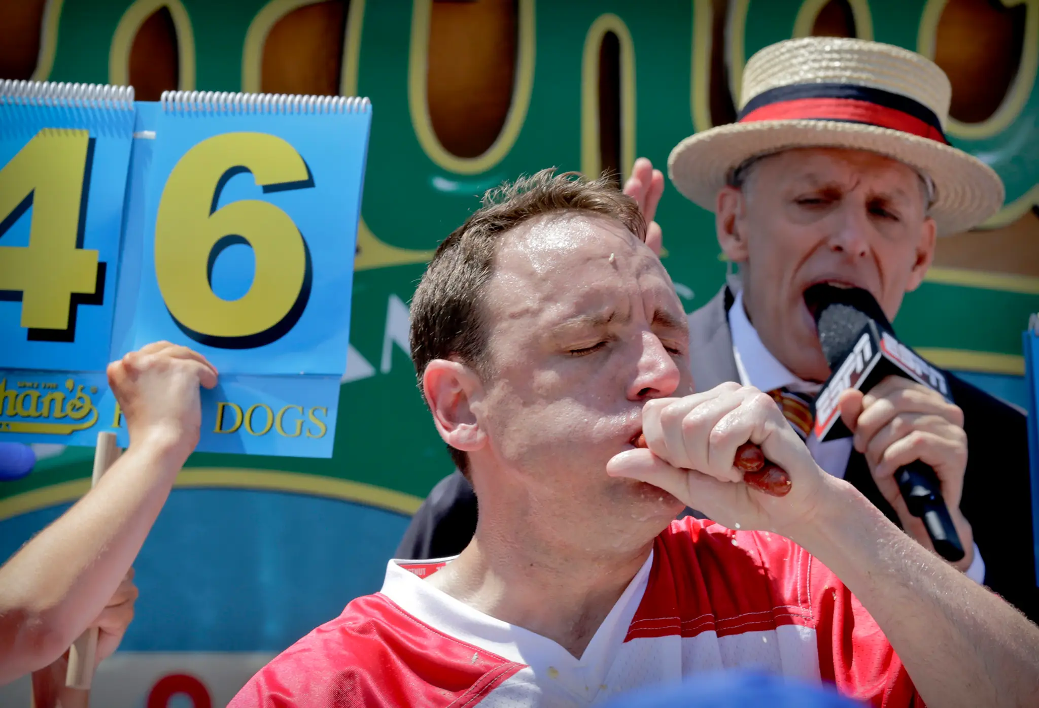 Majster v jedení hotdogov Joey Chestnut.