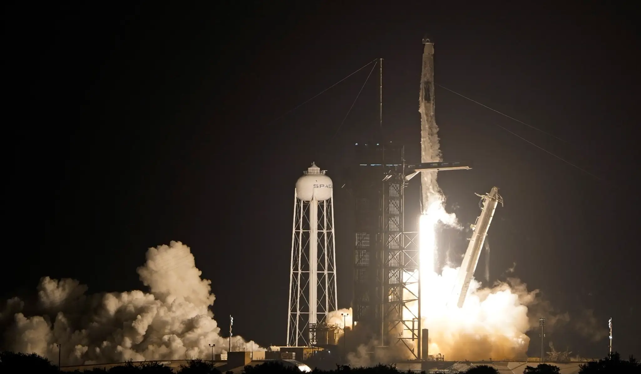 Na snímke štart kozmickej lode Crew Dragon spoločnosti SpaceX.