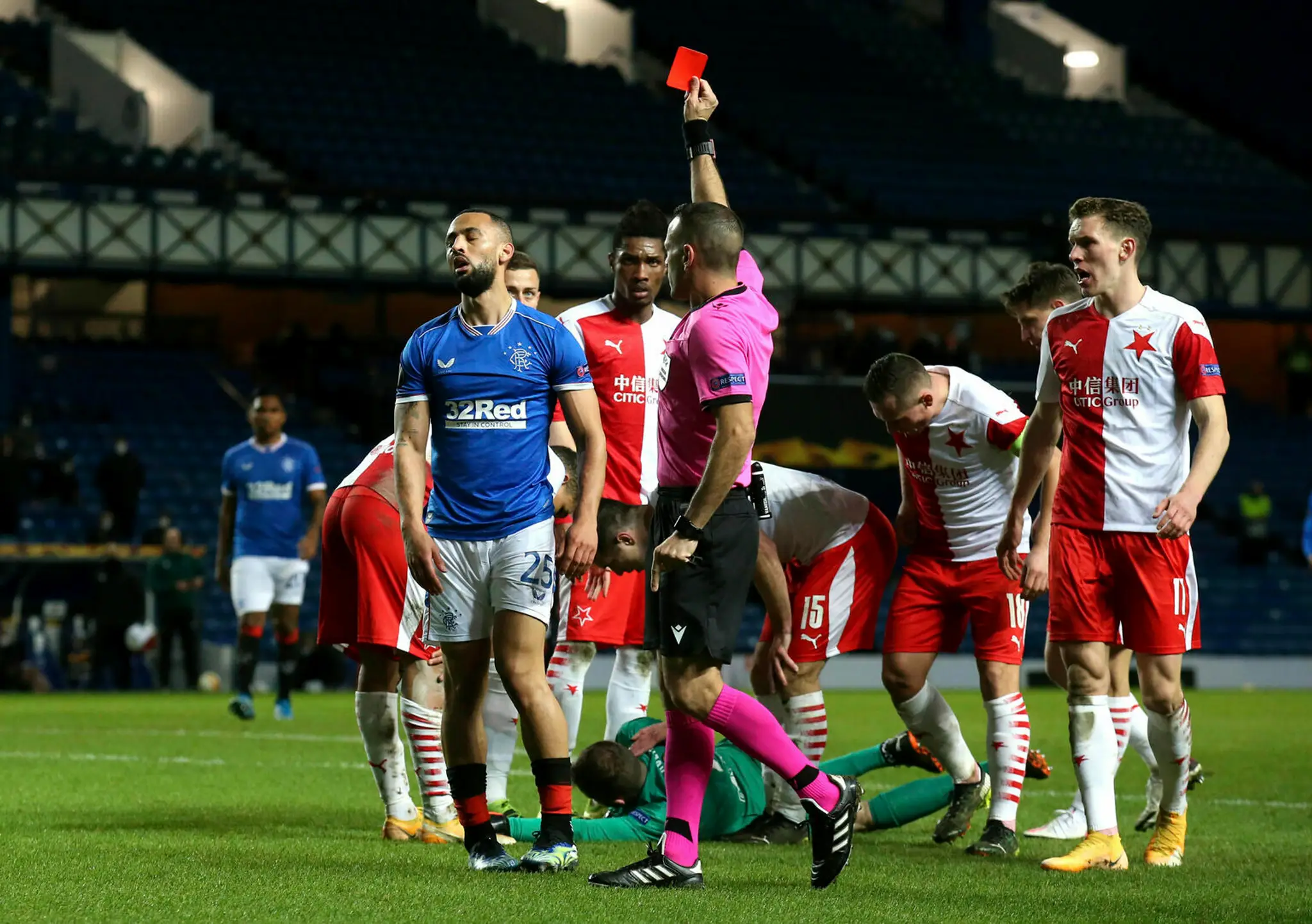 Kemar Roofe z Glasgowu Rangers vidí červenú kartu v odvete osemfinále EL proti Slavii.
