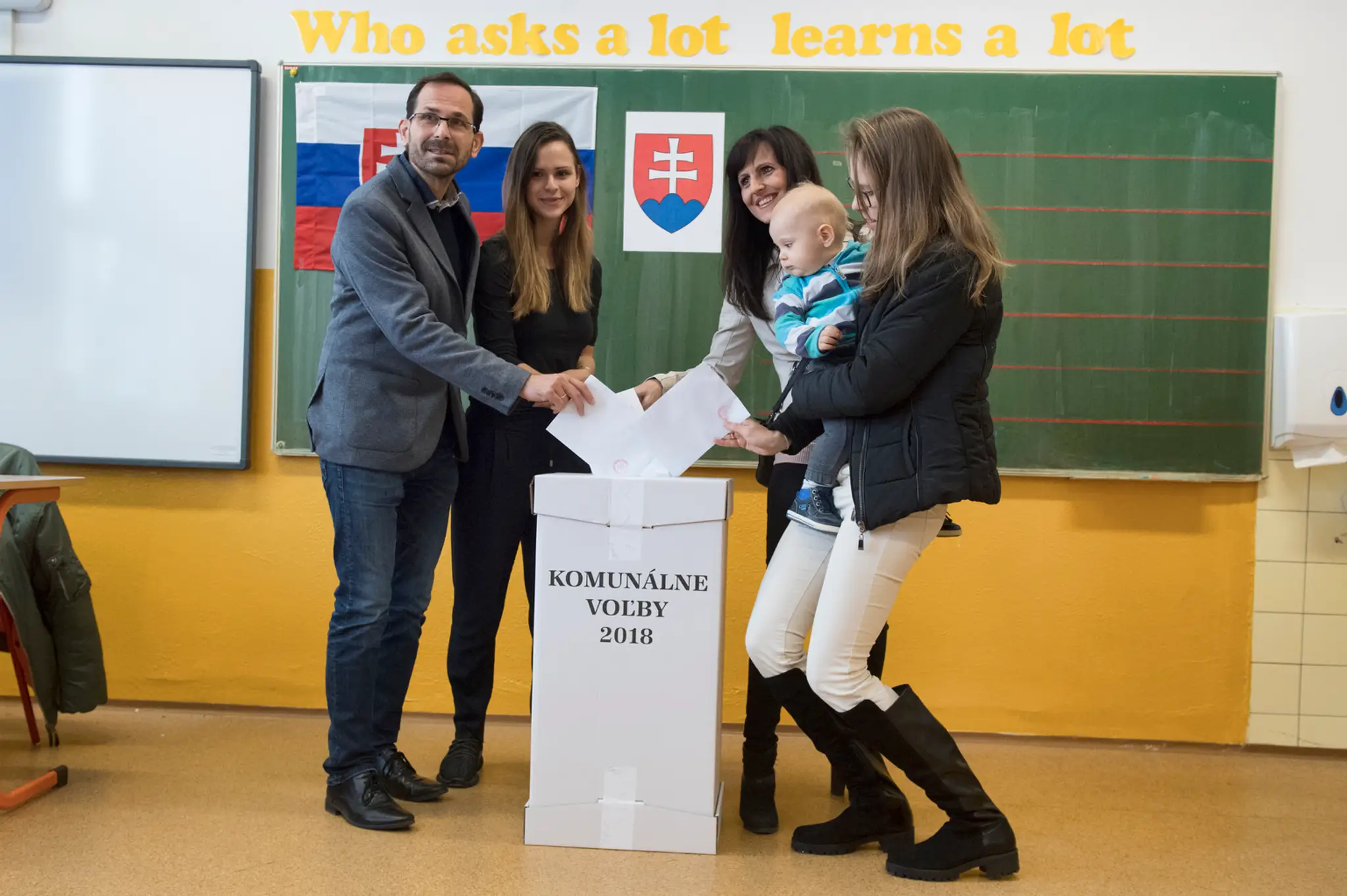 Kandidát na primátora Bratislavy Ján Mrva volí s rodinou v komunálnych voľbách.
