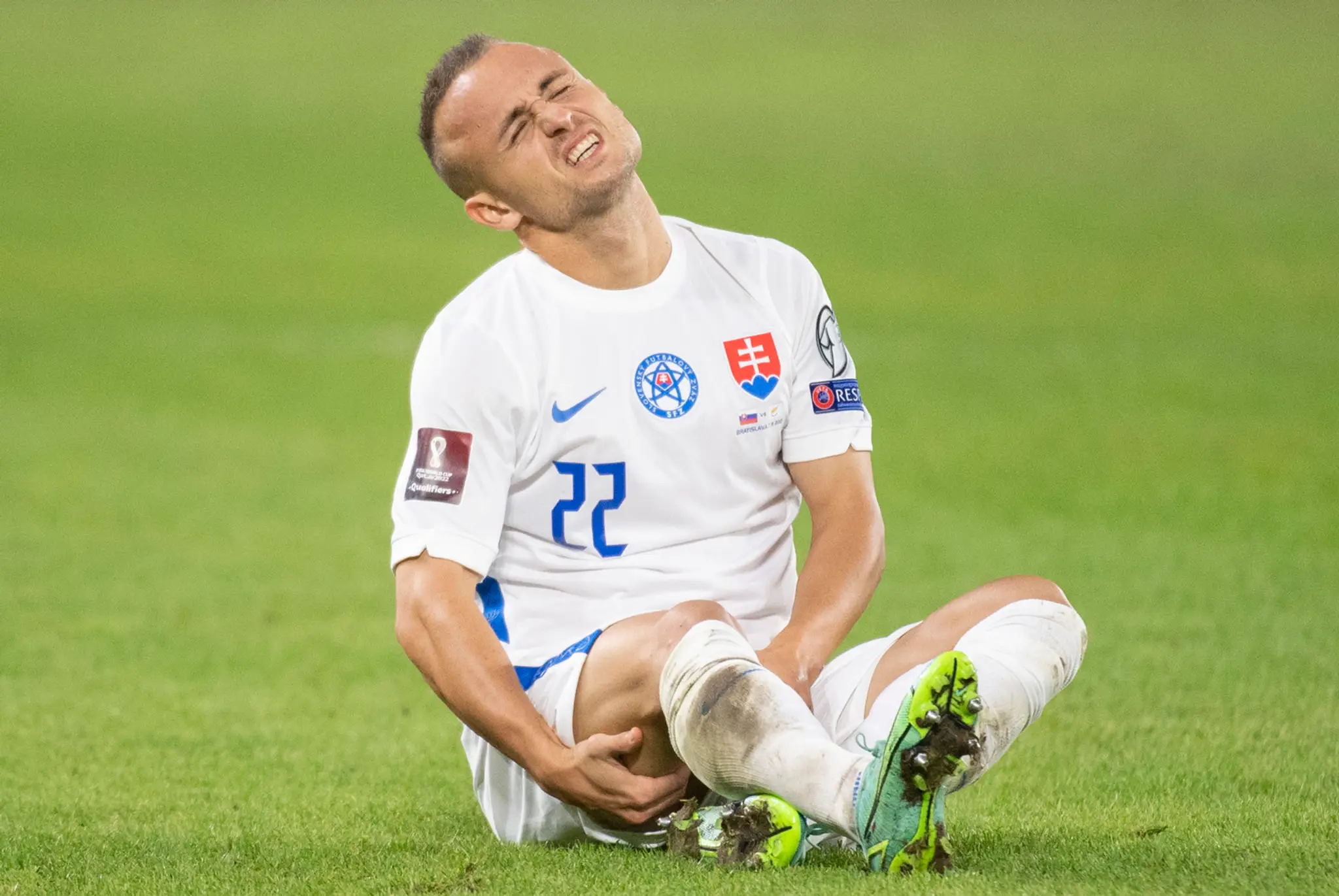 Zranený Stanislav Lobotka v zápase kvalifikácie MS 2022 proti Cypru.
