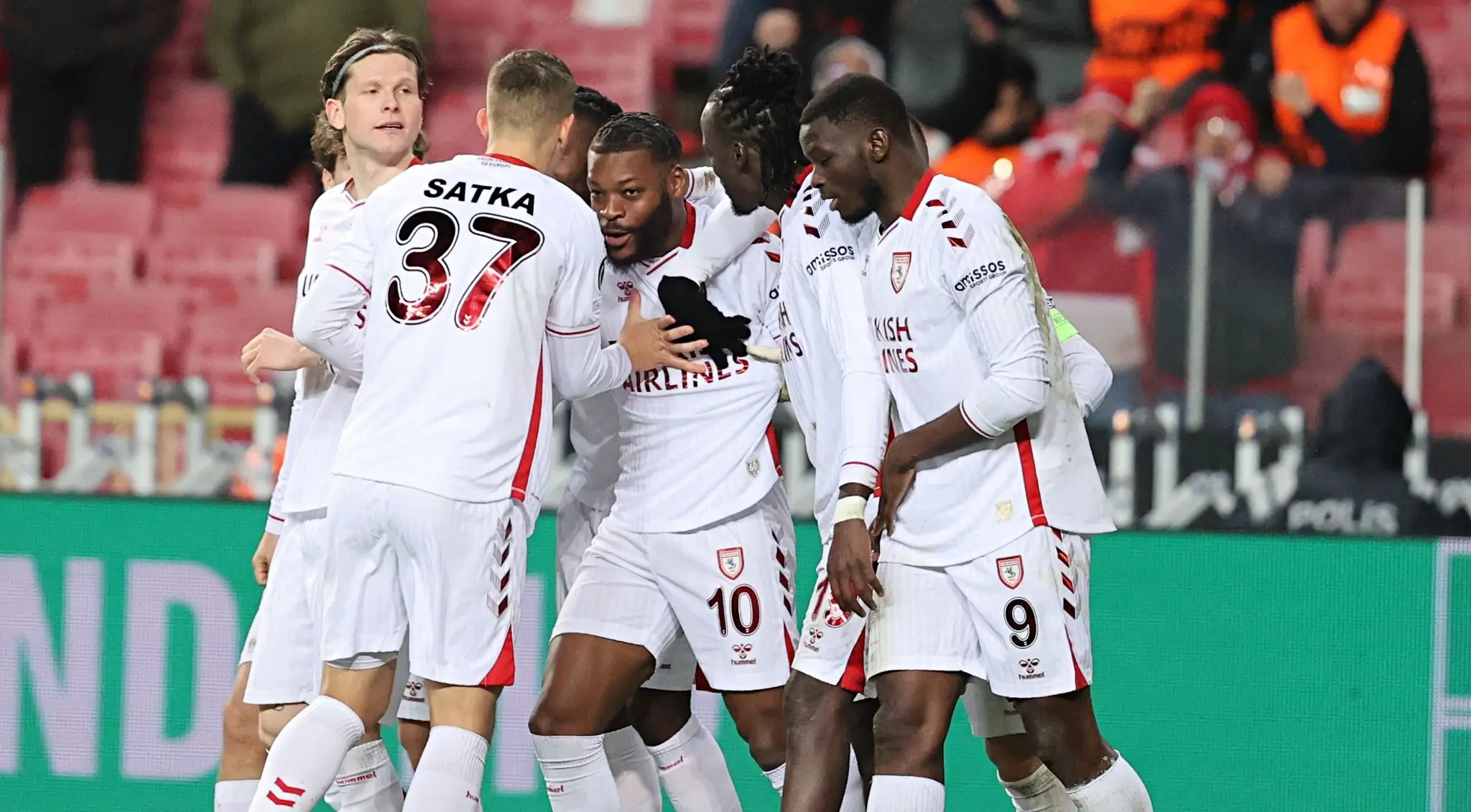 Futbalisti tureckého Samsunsporu sa po prvý raz prebojovali medzi elitnú šestnástku v európskej klubovej súťaži. 