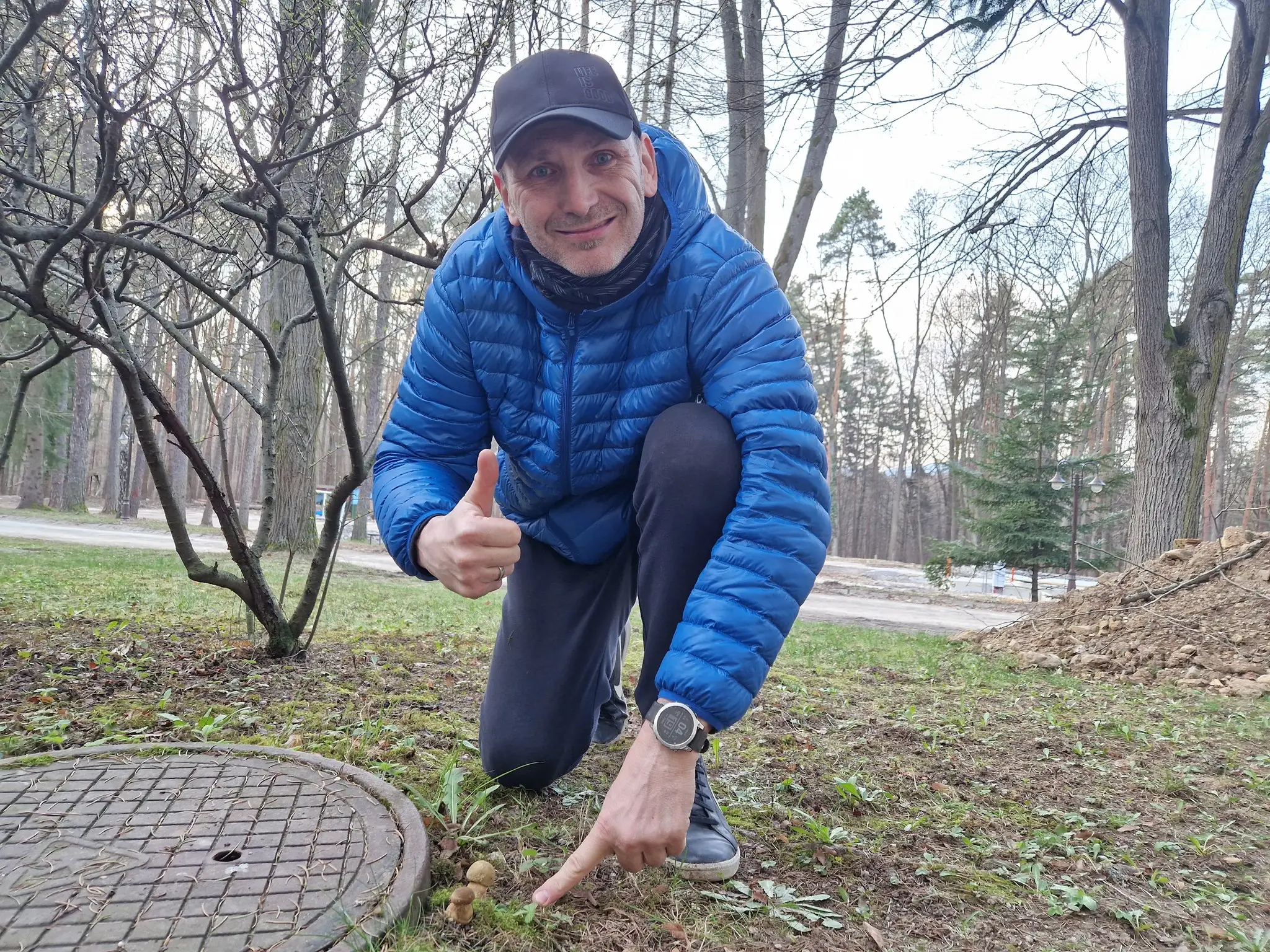 Hubár Viliam Ridzoň pri nájdených hríboch siných.