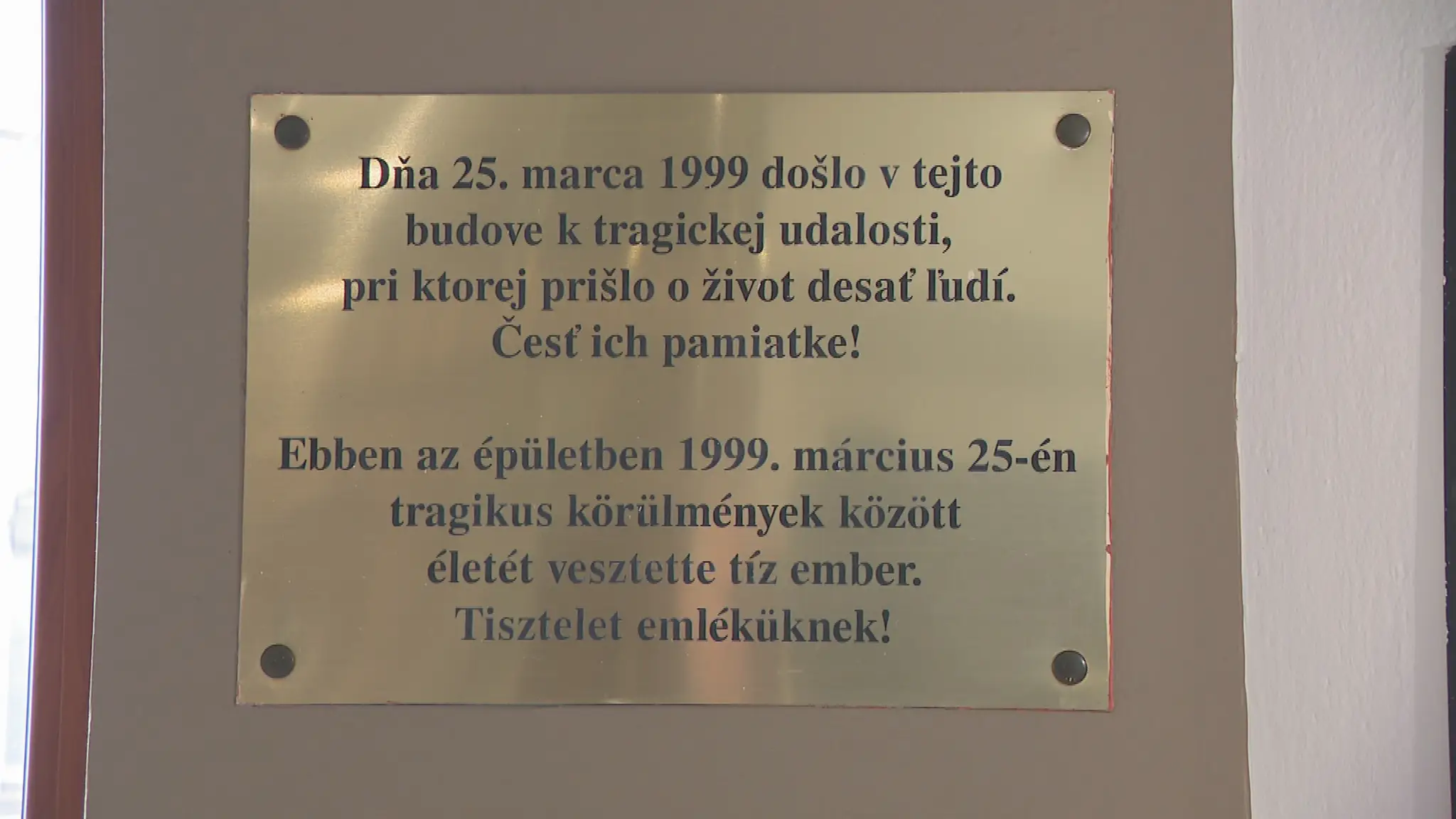 Priamo v bare sa nachádza pamätná tabuľka.