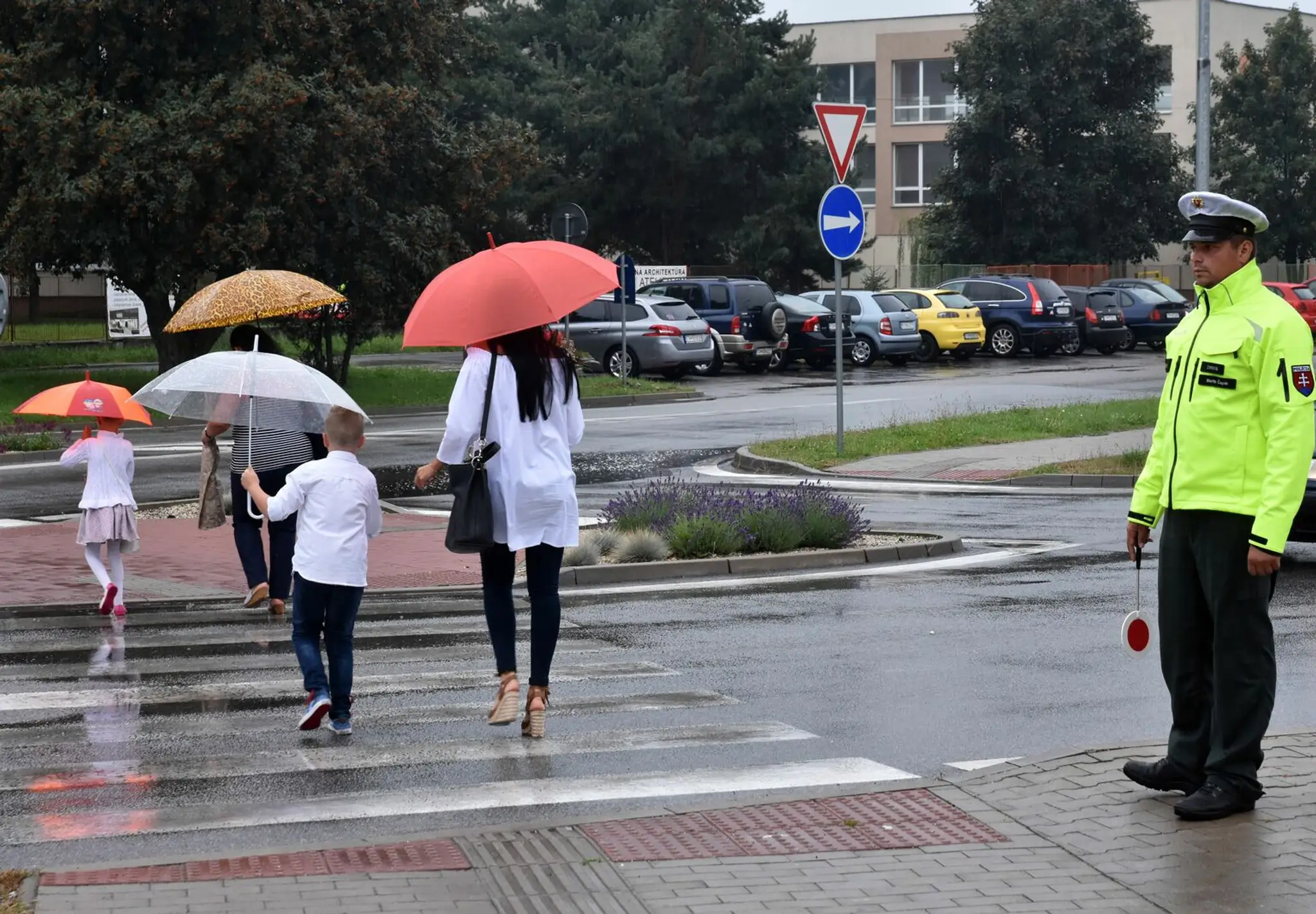 Na snímke policajt hliadkuje pred ZŠ Komenského v Trebišove