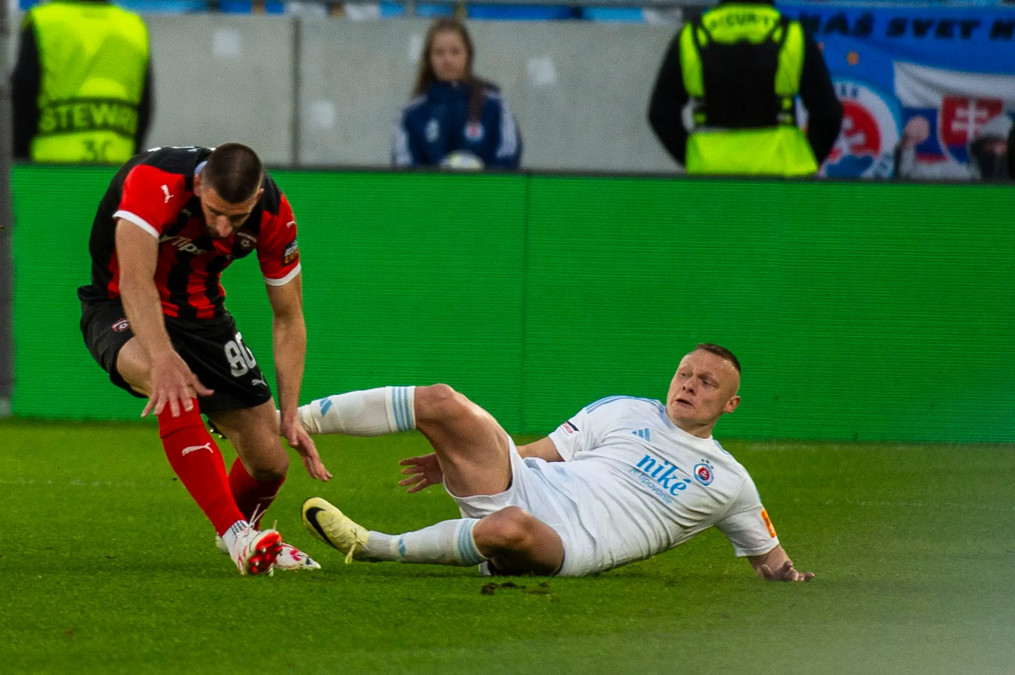 Zľava Adrian Zeljkovič (Trnava)  a Nino Marcelli (Slovan) v 2. kole nadstavbovej časti Niké ligy v skupine o titul.