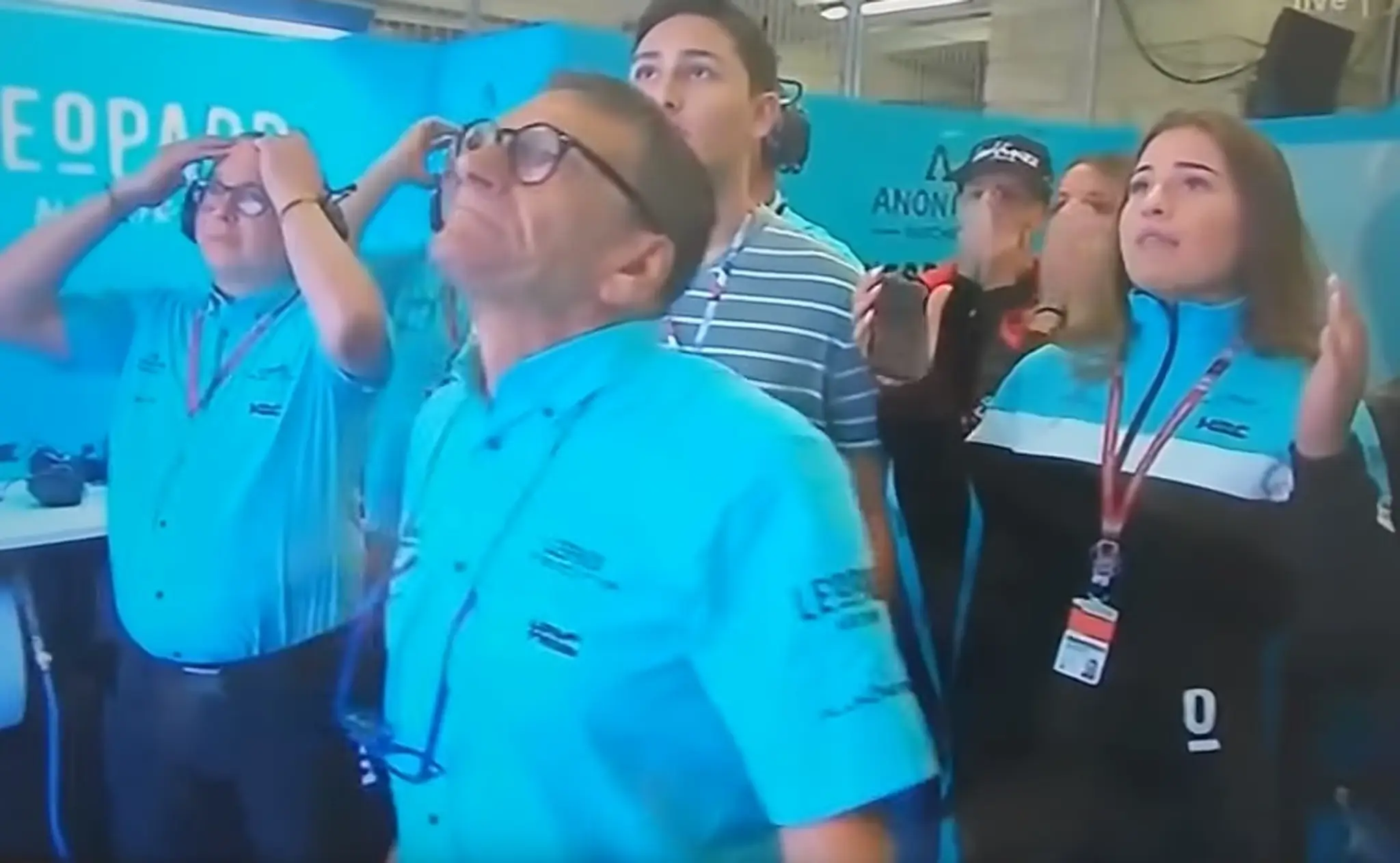 Vedenie tímu Leopard racing sleduje pád Eneu Bastianiniho.