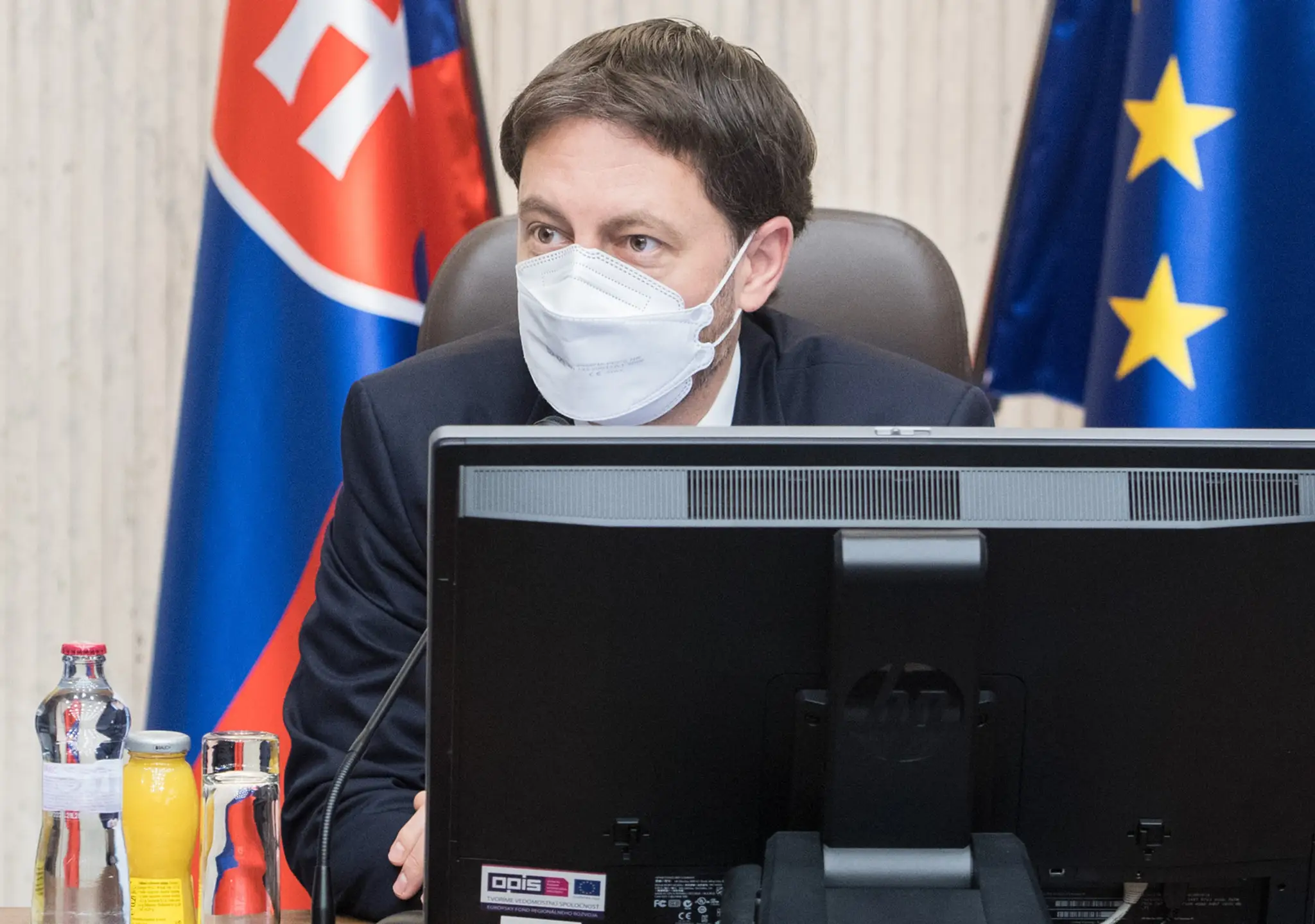Predseda vlády Eduard Heger.