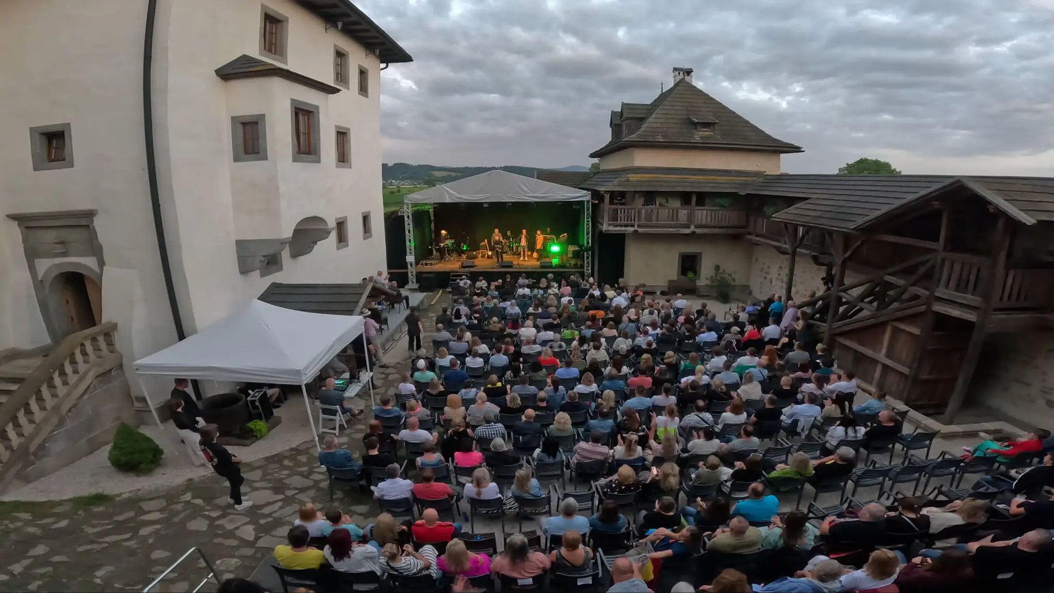 Divadelný festival na vodnom hrade Hronsek
