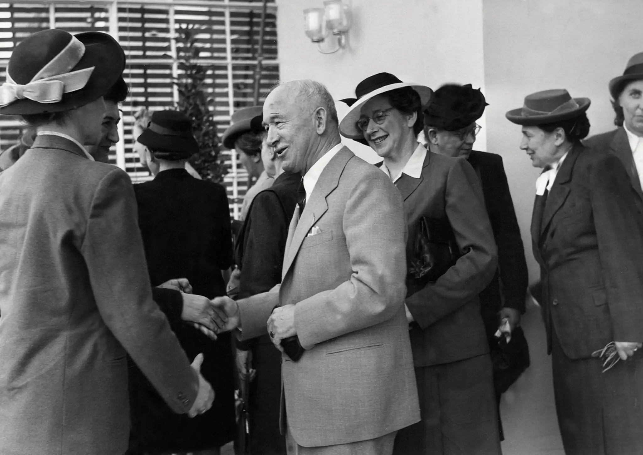 Milada Horáková s prezidentom Benešom (stojí za ním).