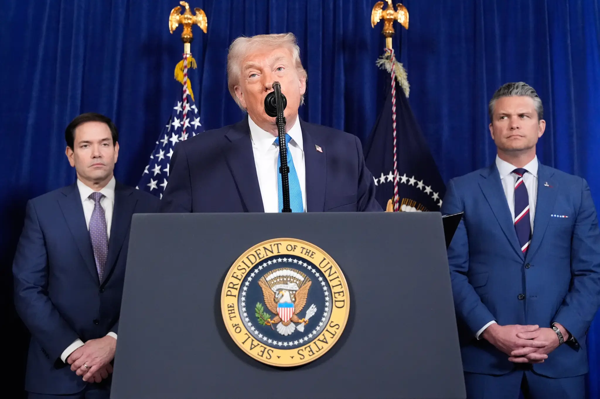 Americký prezident Donald Trump (uprostred) rozpráva počas tlačovej konferencie v Palm Beach na Floride 3. januára 2026 po tom, ako Spojené štáty vykonali rozsiahly útok proti Venezuele.