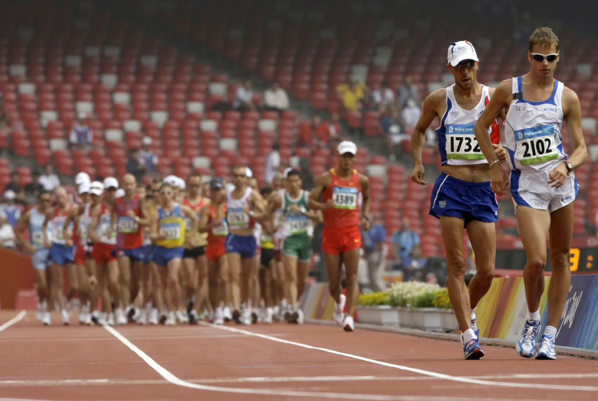 Taliansky chodec Alex Schwazer (vpredu) vedie po štarte v atletických pretekoch v chôdzi na 50 km na OH v Pekingu.