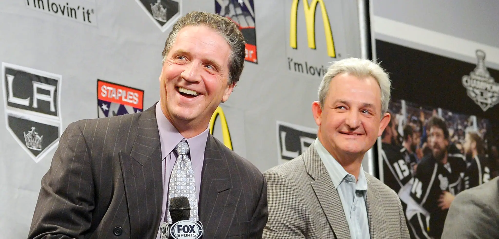 Na archívnej snímke z 10. januára 2013 prezident a generálny manžér Los Angeles Kings Dean Lombardi a tréner Darryl Sutter.