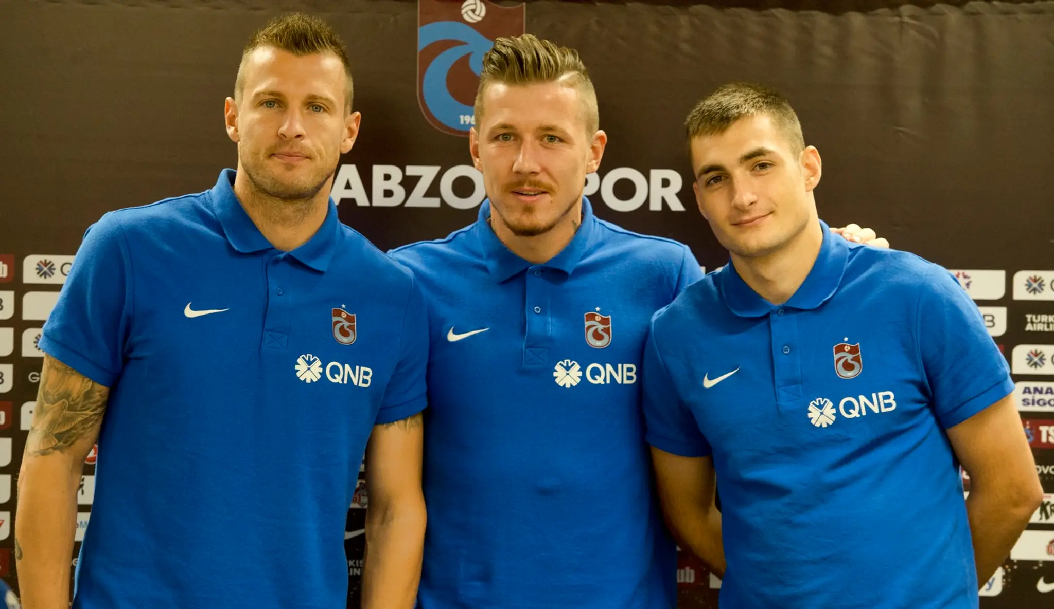 Na snímke zľava Ján Ďurica, Juraj Kucka a Matúš Bero na tlačovej konferencii Trabzonsporu počas sústredenia v Šamoríne.