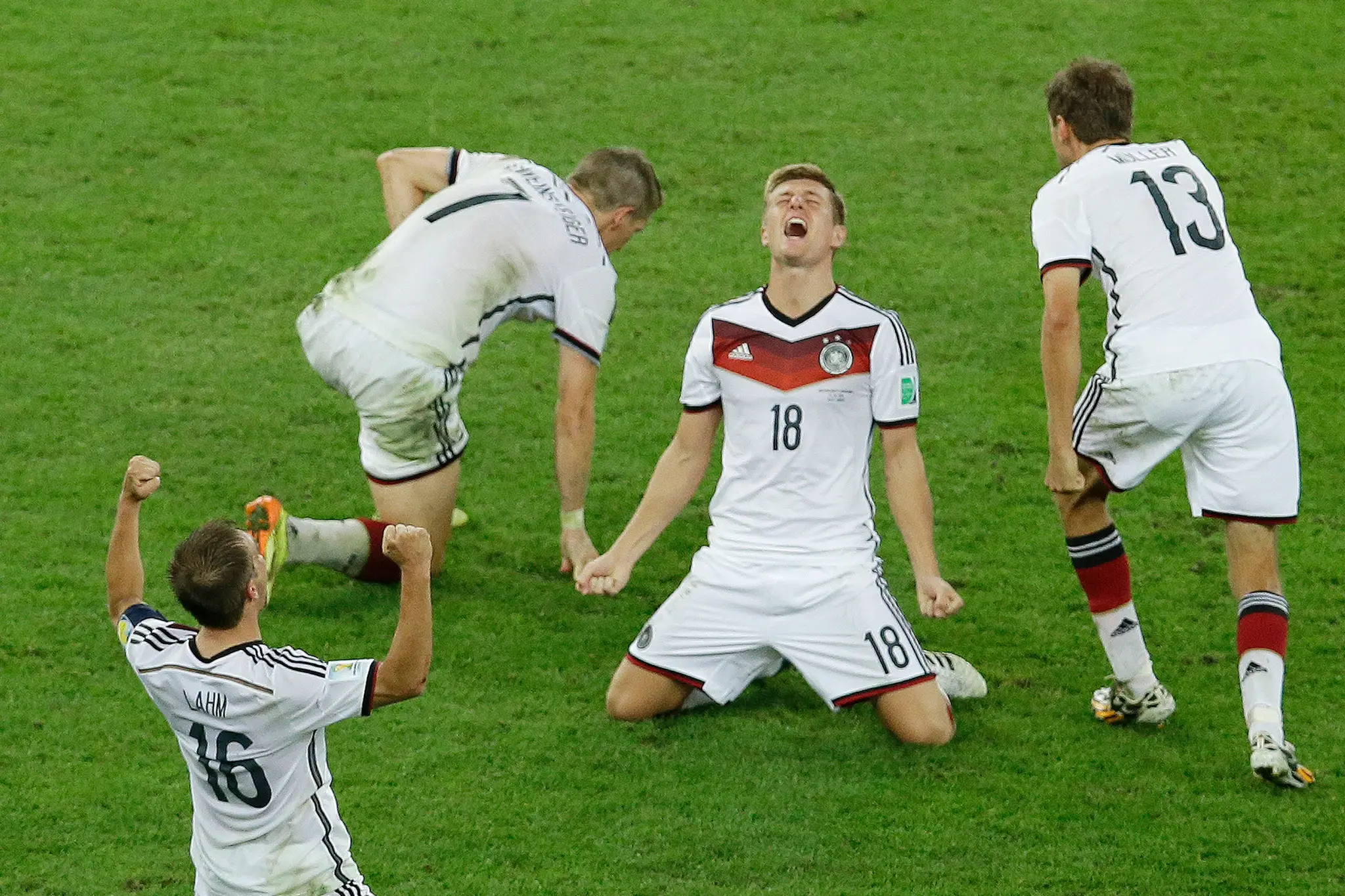 Toni Kroos oslavuje triumf na MS.