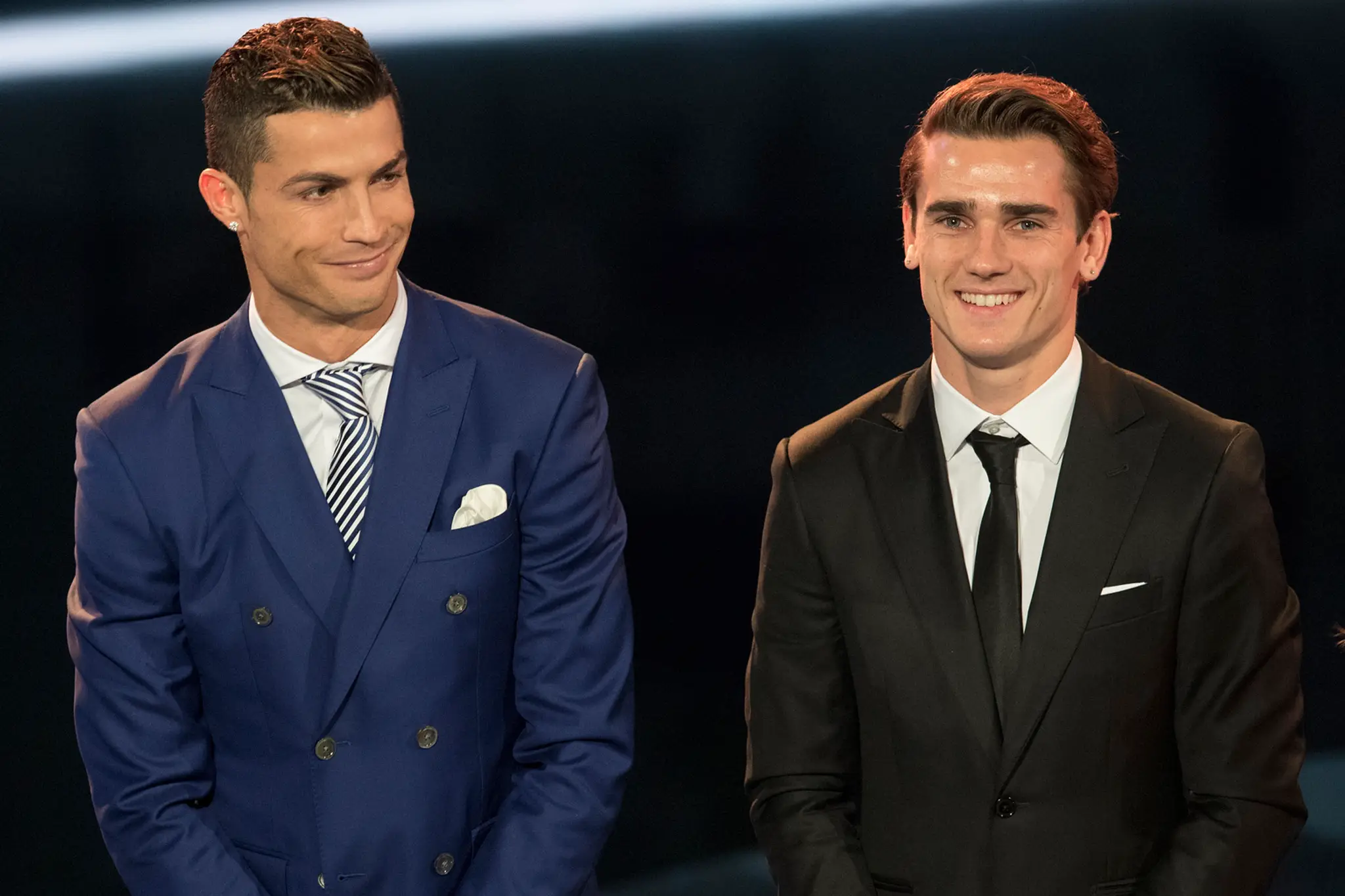 Cristiano Ronaldo (vľavo) a Antoine Griezmann počas odovzdávania ceny Futbalista roka 2016.