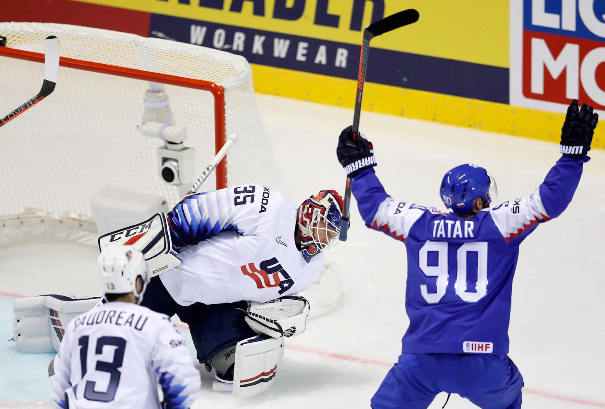 Erik Černák (vľavo) a Američan James van Riemsdyk v zápase na MS 2019.