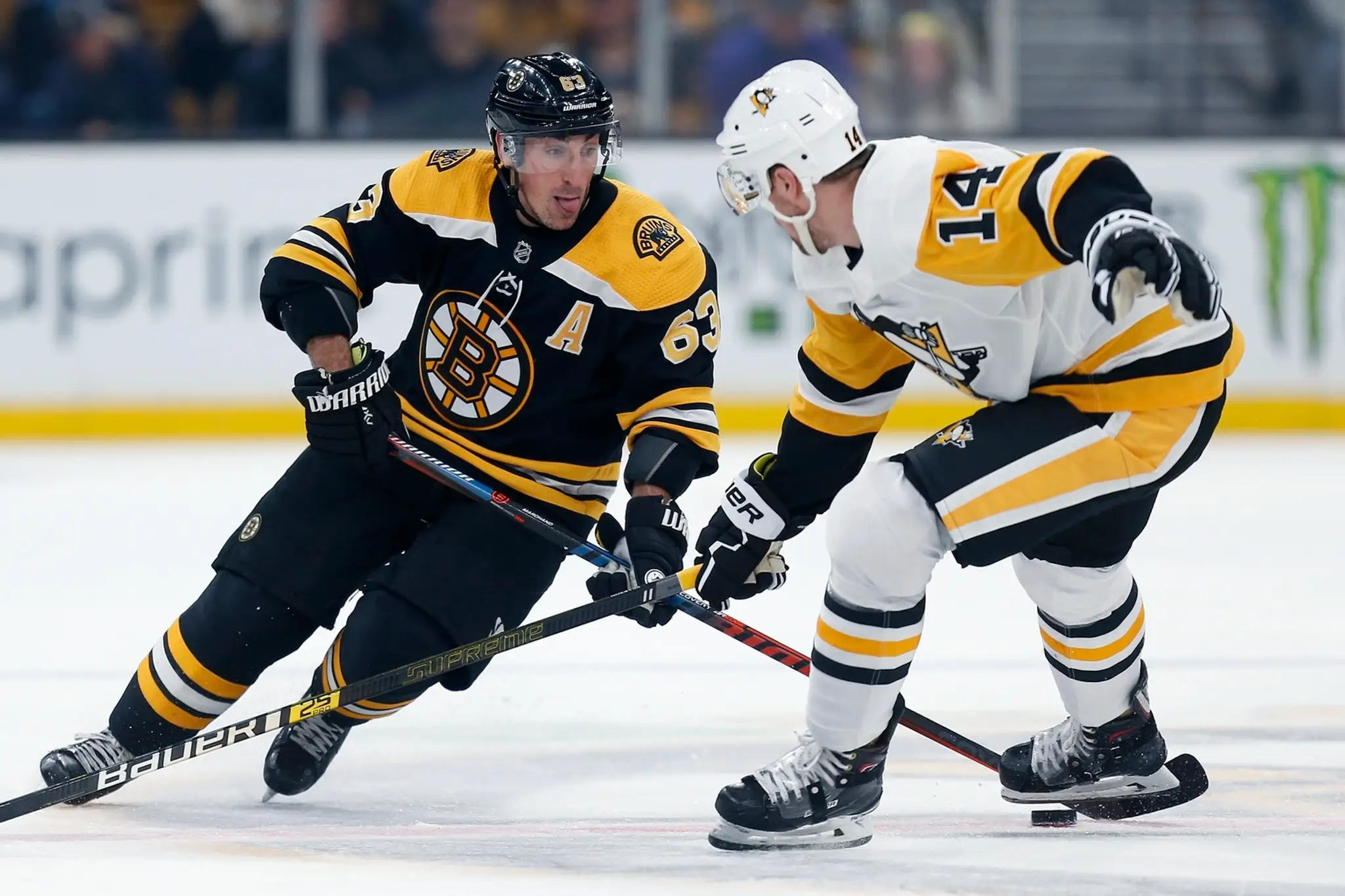Brad Marchand v súboji s nedávnou posilou Pittsburghu Tannerom Pearsonom.