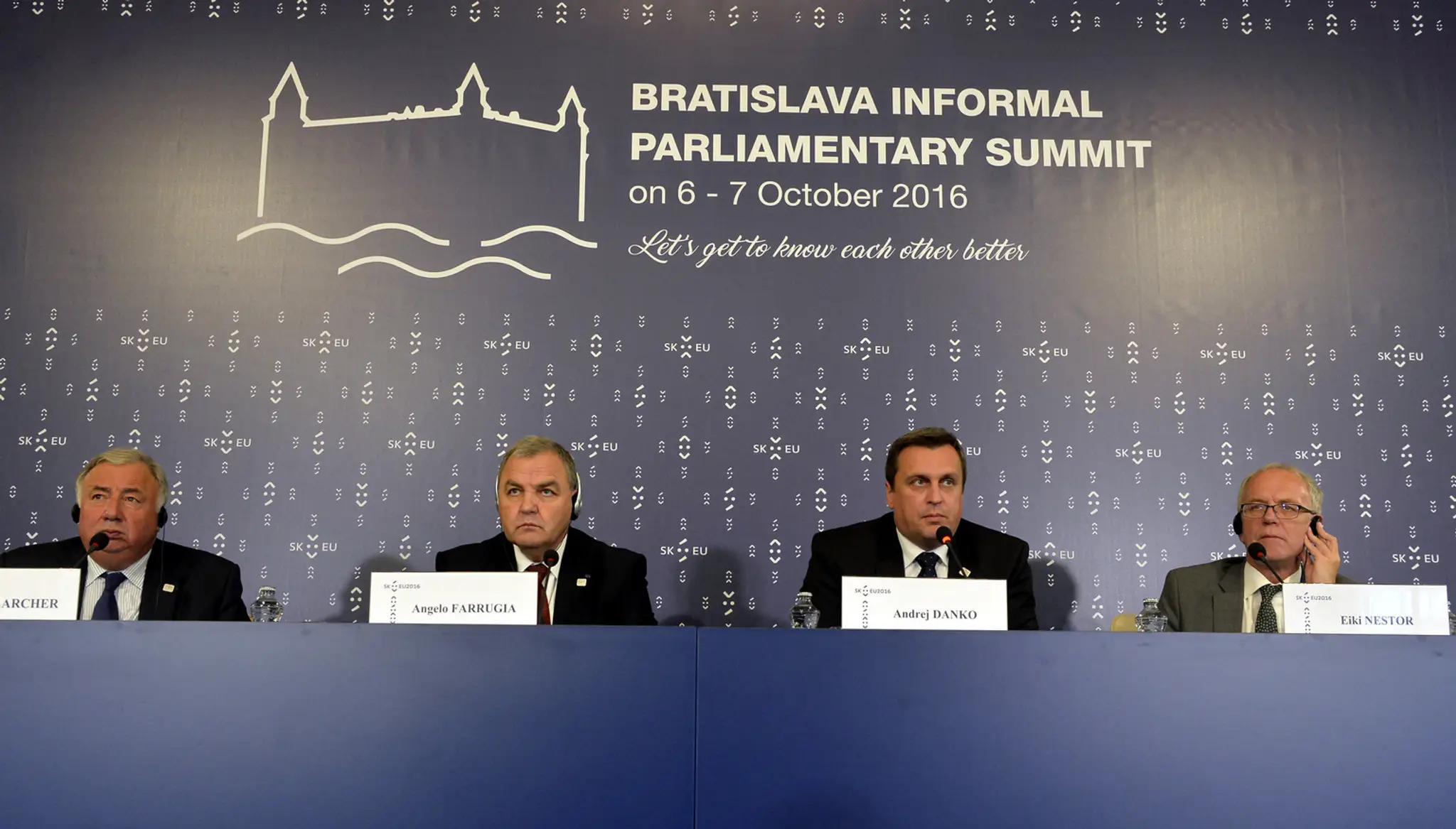 Zľava predseda Senátu Francúzskej republiky Gérard Larcher, predseda Snemovne reprezentantov maltského parlamentu Angelo Farrugi