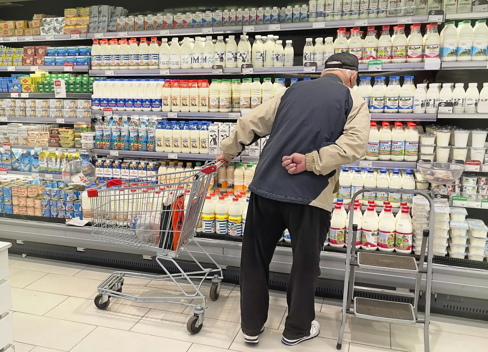 Muž nakupuje mlieko 