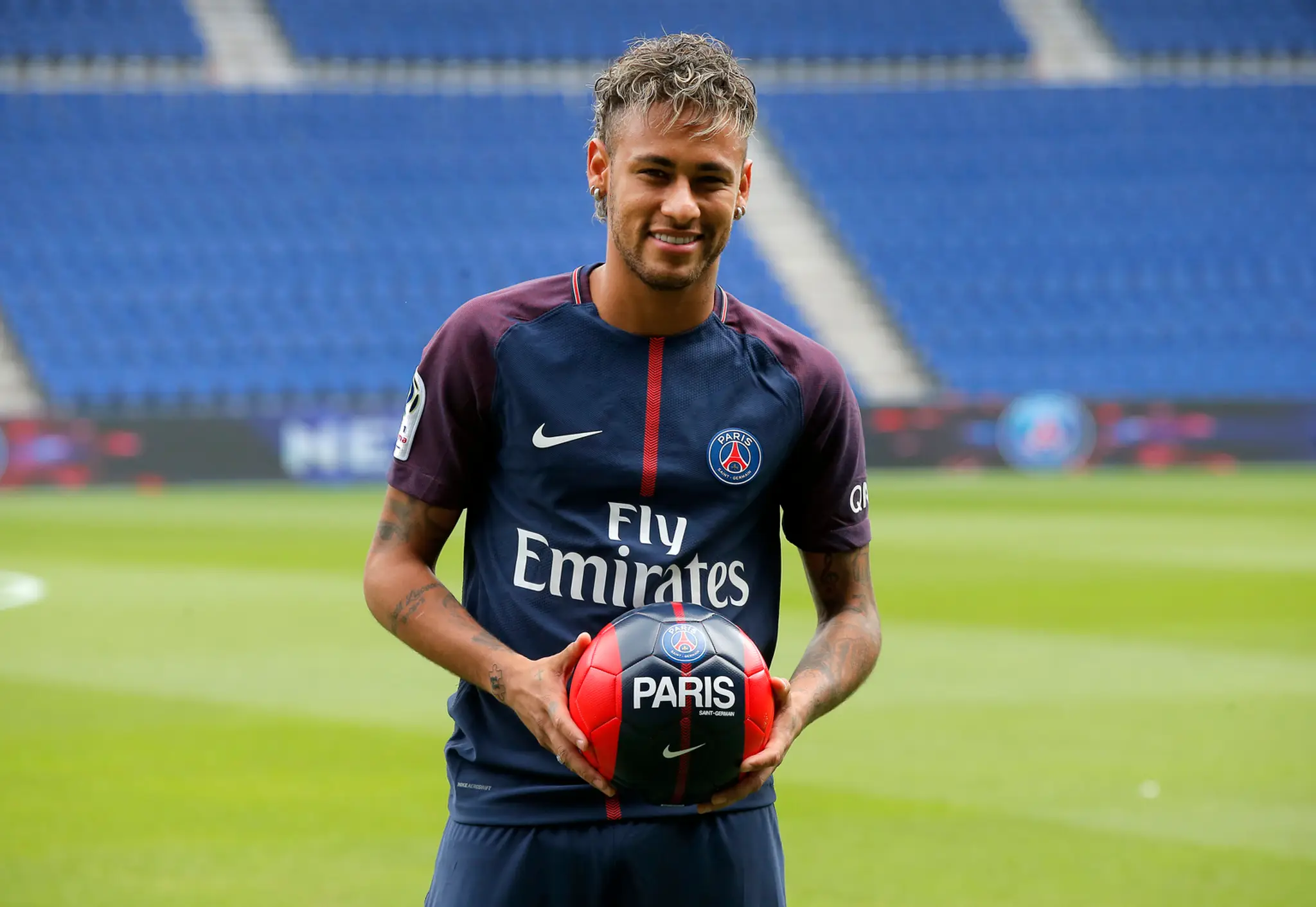 Neymar pózuje fotografom s loptou po tlačovej konferencii na štadióne Paris Saint-Germain.
