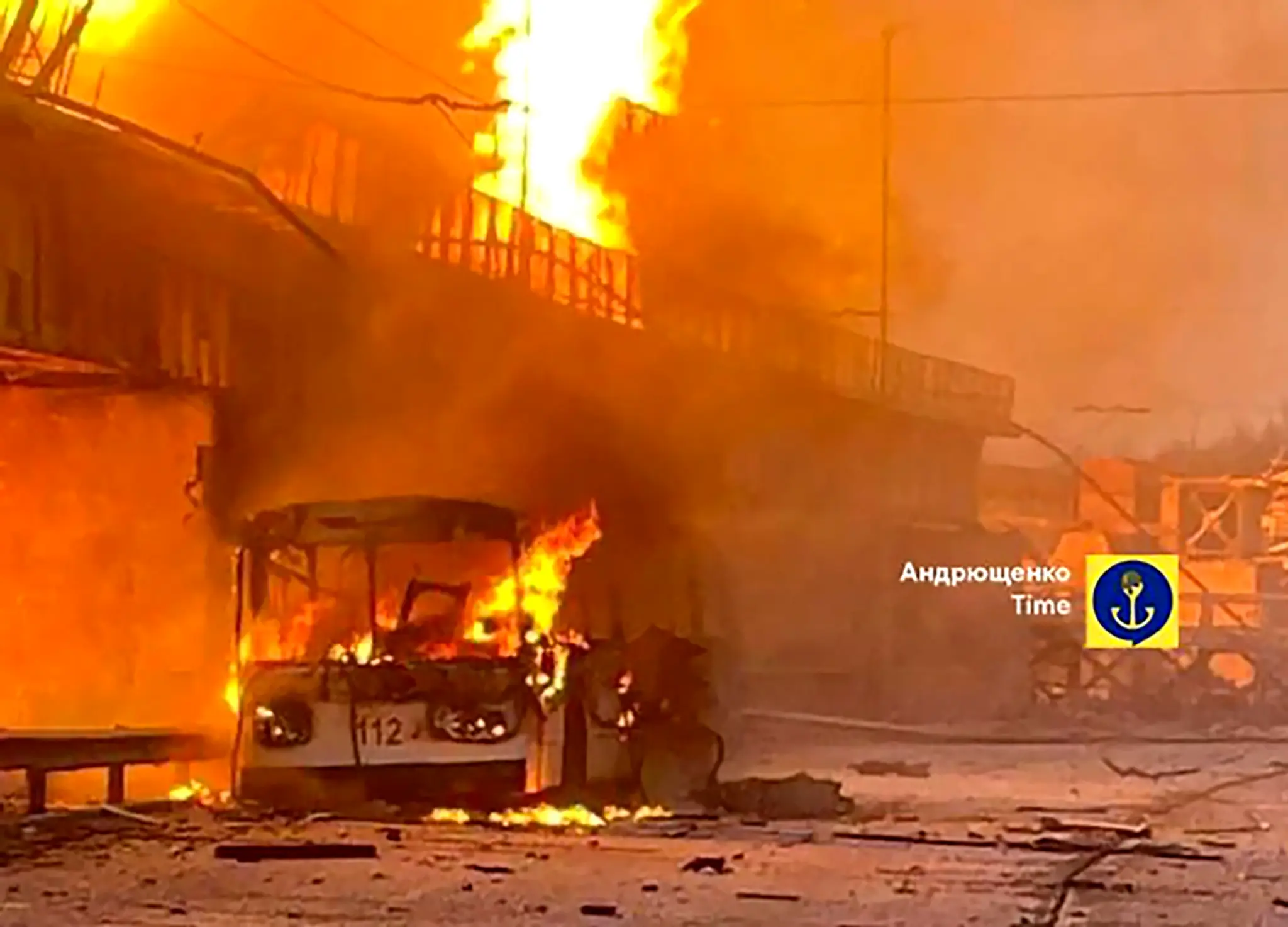 Na snímke, ktorú poskytol starosta meste Mariupol Petro Andruščenko, trolejbus horí po zásahu ruskou strelou v Dnipre. 